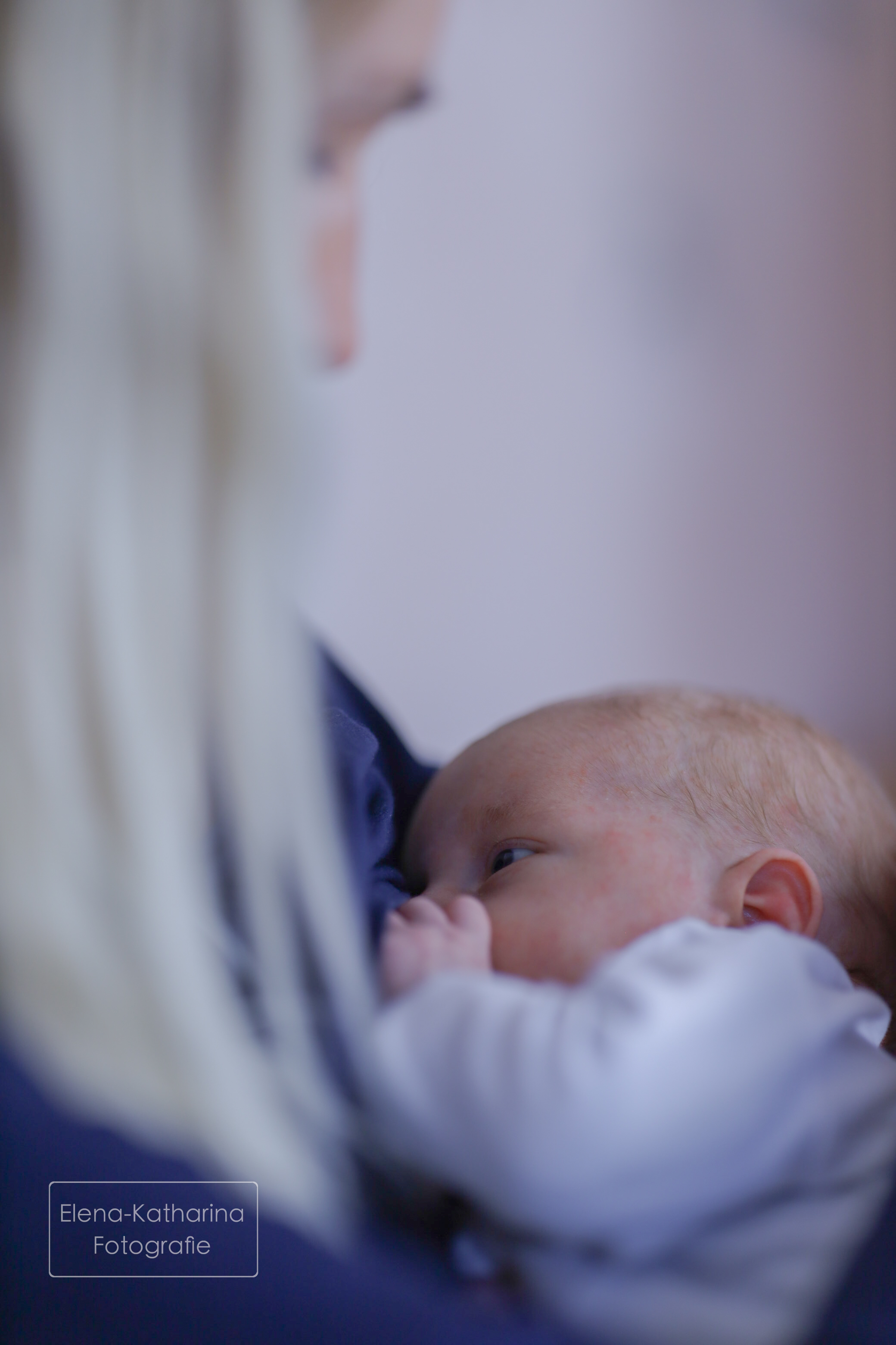 Babyboy wird gestillt 1