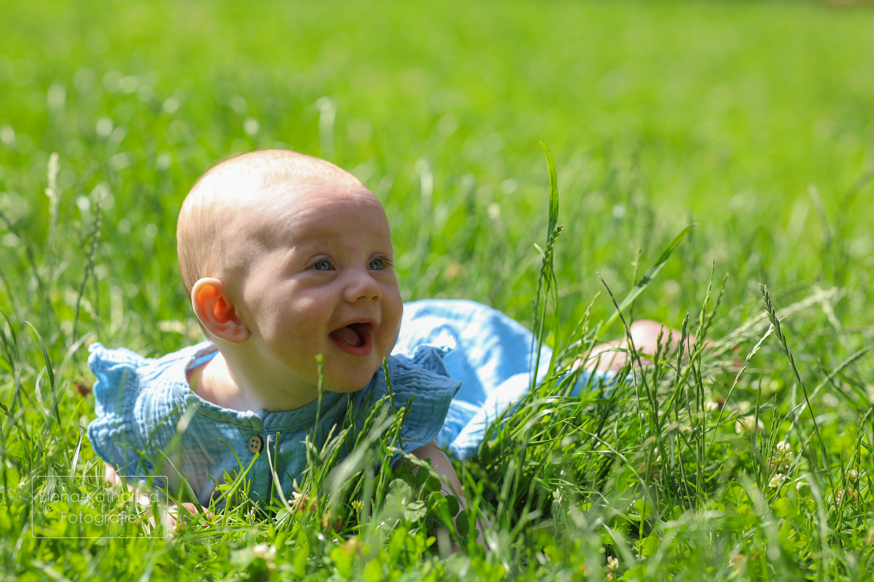 Baby L. lacht