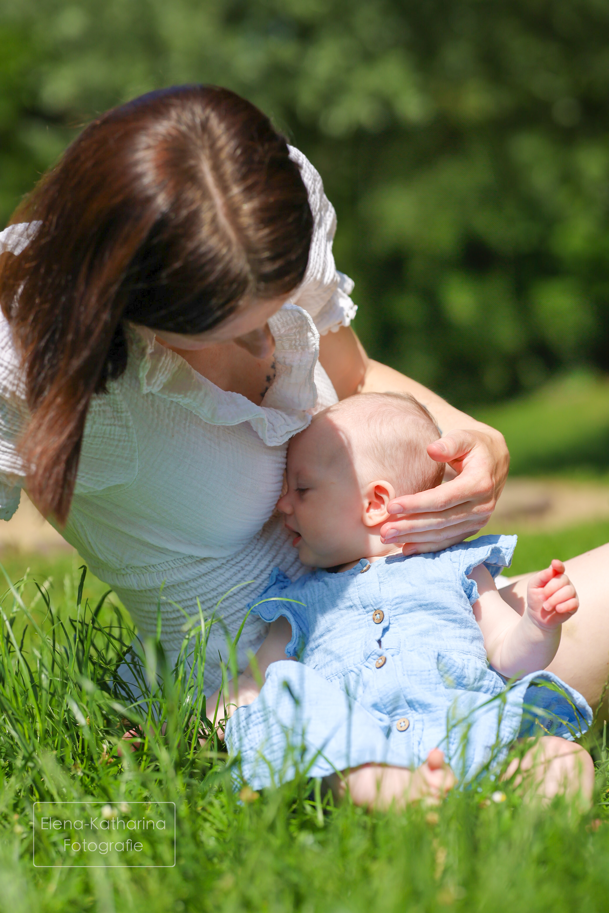Baby L. kuschelt sich an Mama 1