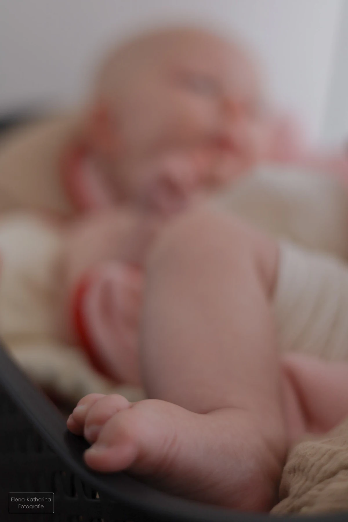 Detailaufnahme von Babyhänden und Gesicht