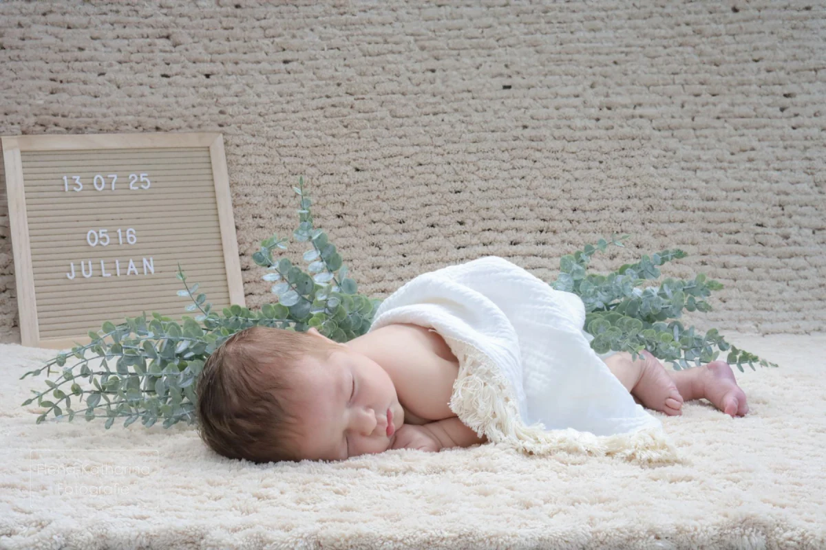 Natürliches Babyshooting mit sanften Farbtönen