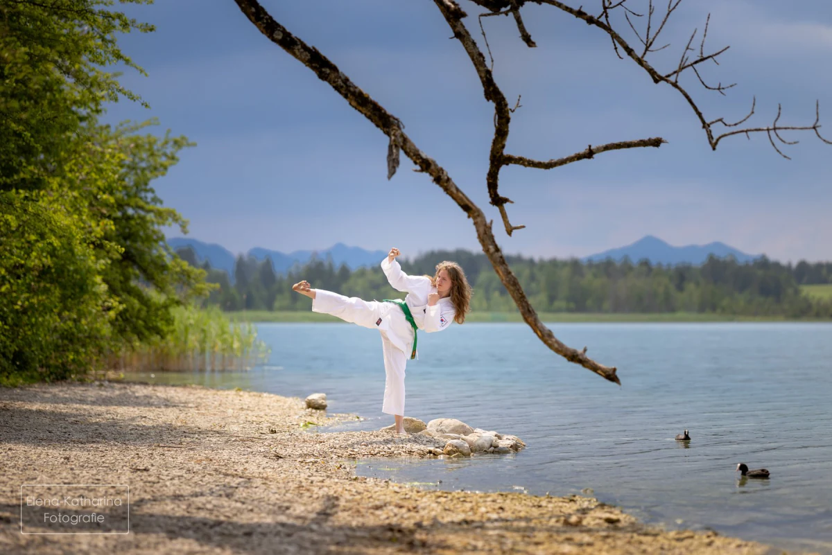 Ausdrucksstarkes Bewegungsbild am See