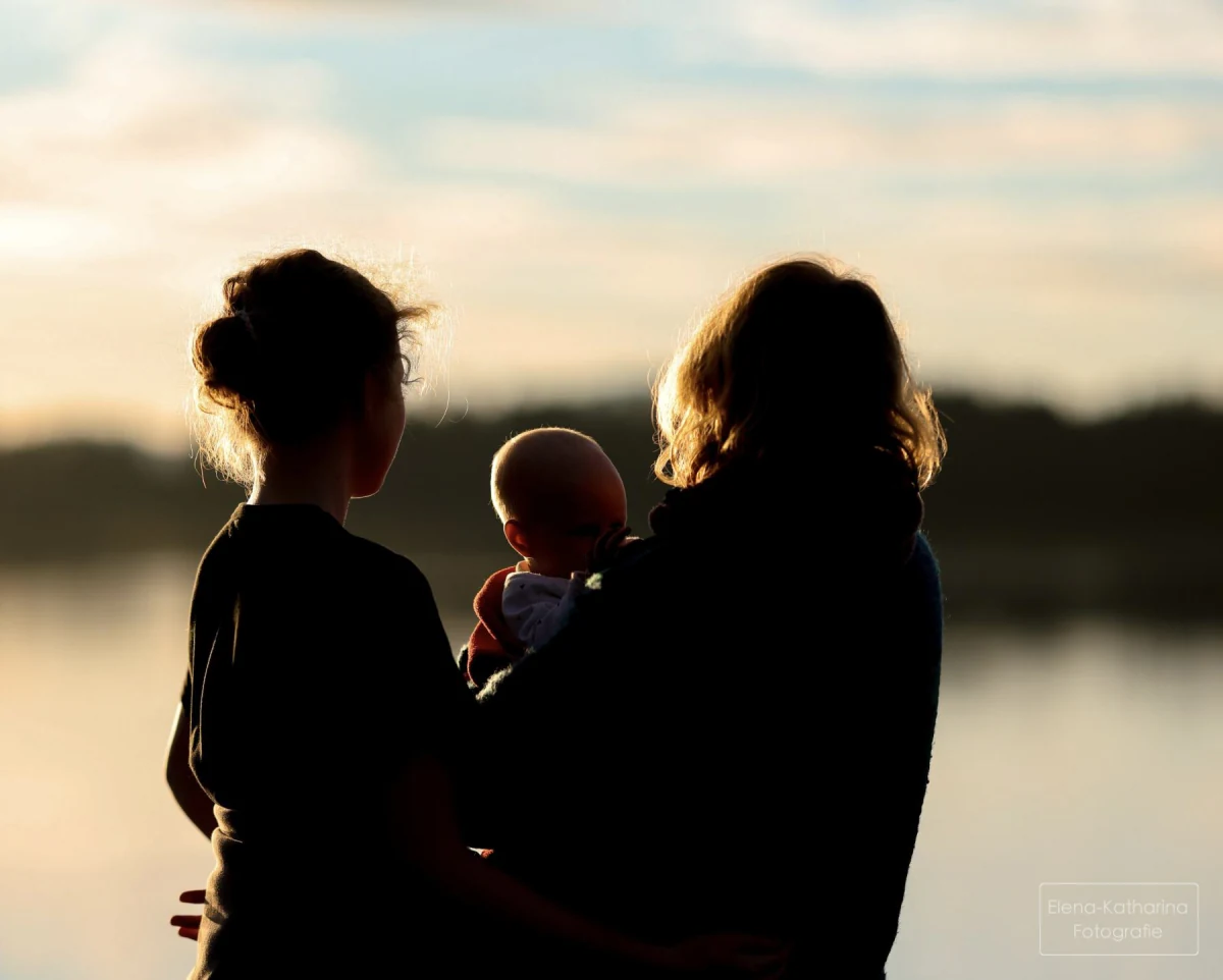 Familie in einem nahen und natürlichen gemeinsamen Moment