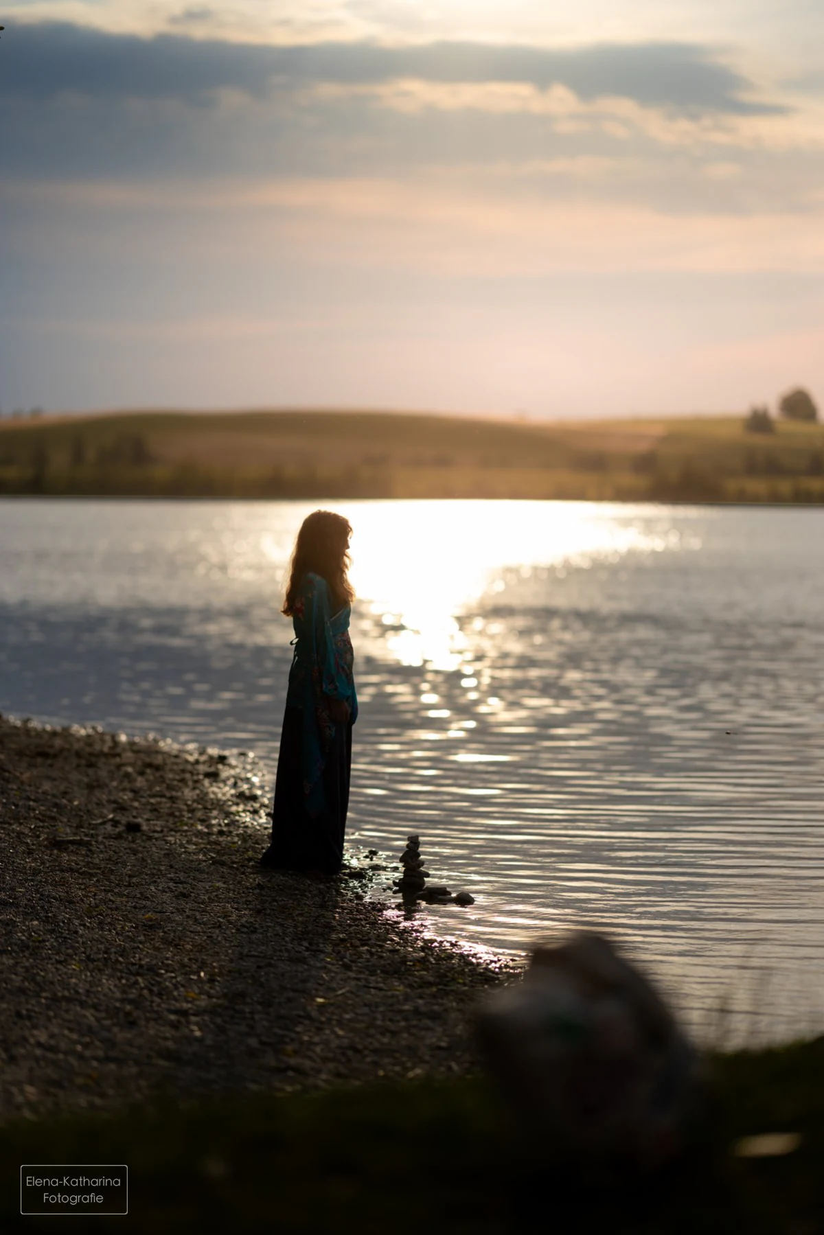 Stimmungsvolles Portrait als Silhouette am Wasser