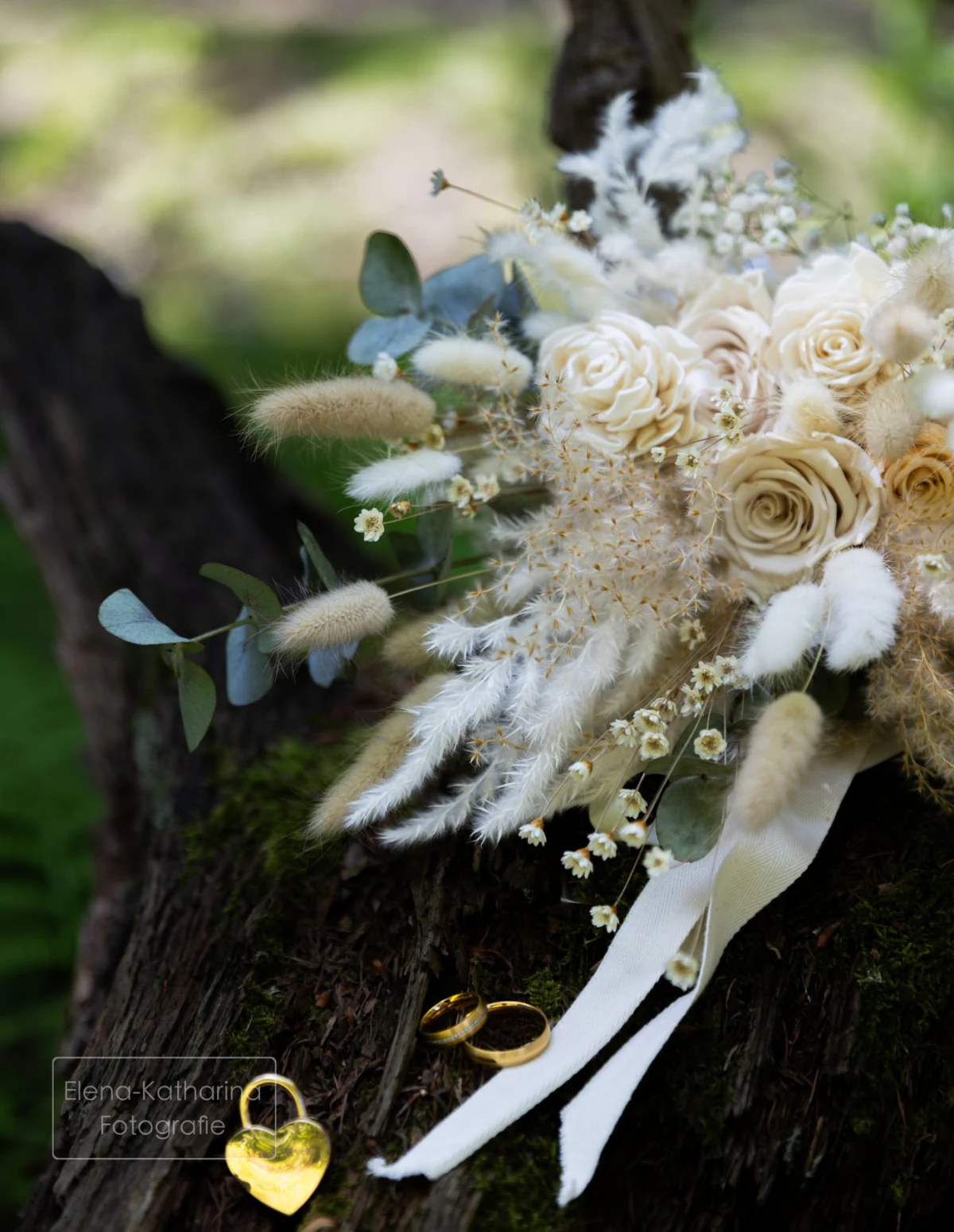 Eleganter Brautstrauß mit natürlichen Trockenblumen