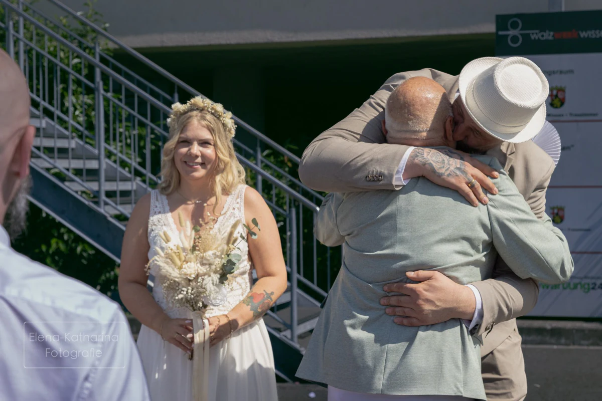 Emotionale Gratulation und Umarmung nach der Trauung