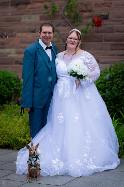 Klassisches Hochzeitsportrait von Braut und Bräutigam