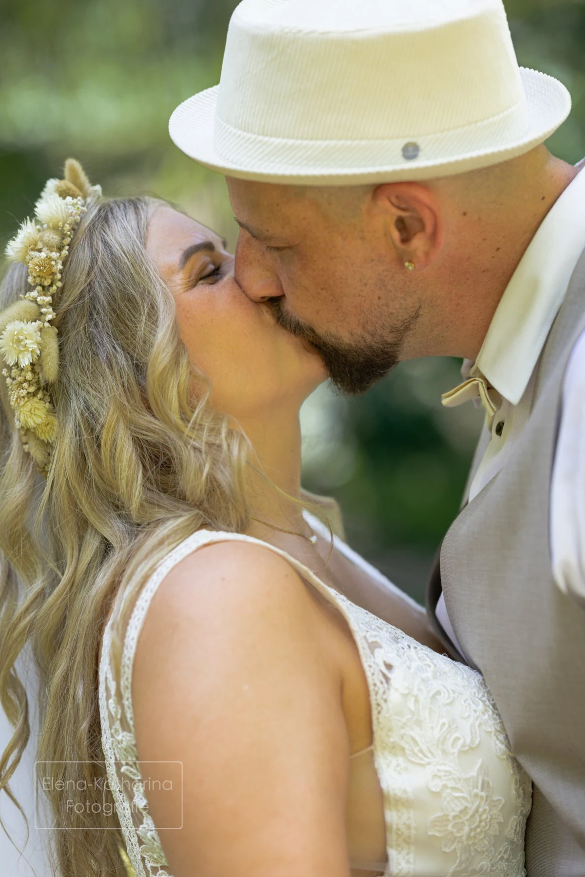 Nahaufnahme eines leidenschaftlichen Hochzeitskusses