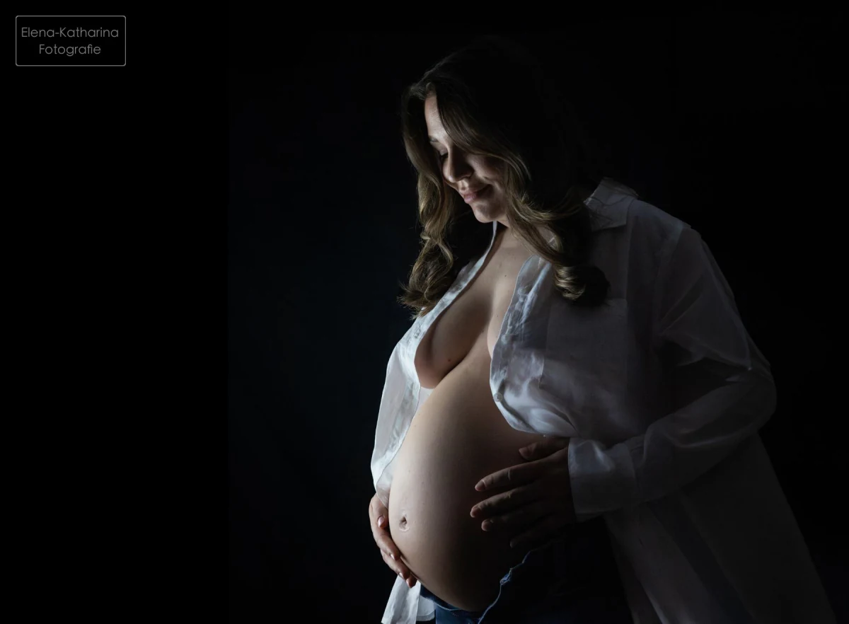 Emotionale Schwangerschaftsfotografie in natürlicher Umgebung