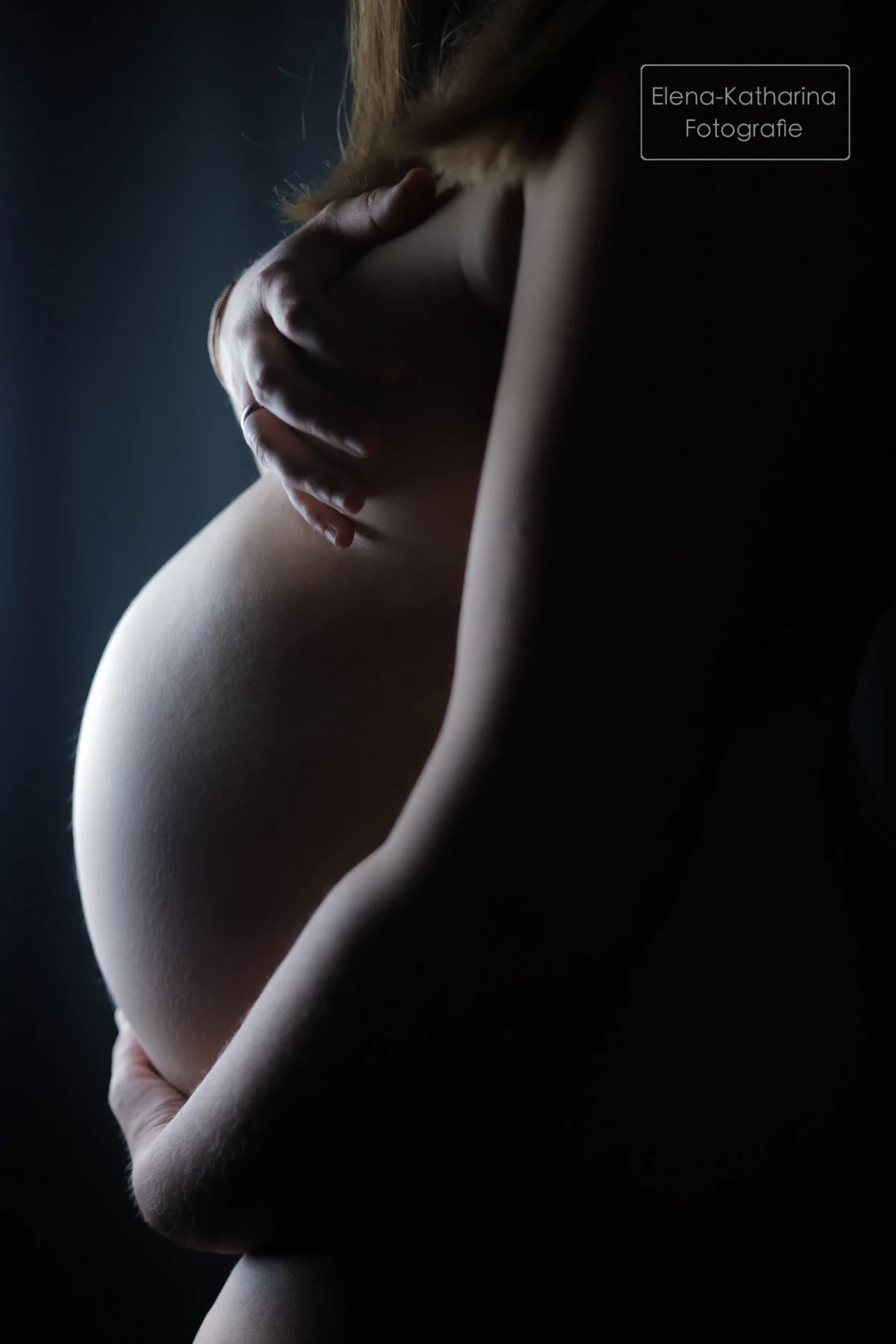 Künstlerische Schwangerschaftsfotografie mit sanfter Silhouette