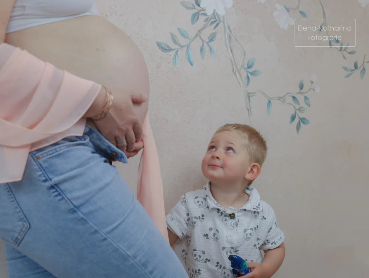 Natürliche Schwangerschaftsfotografie mit emotionaler Tiefe