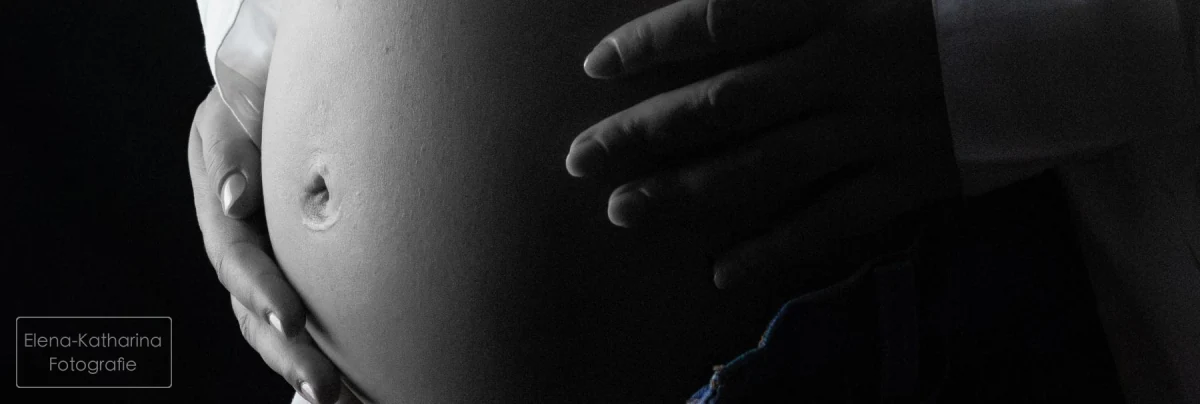 Schwangere Frau in einer natürlichen und gefühlvollen Bildstimmung