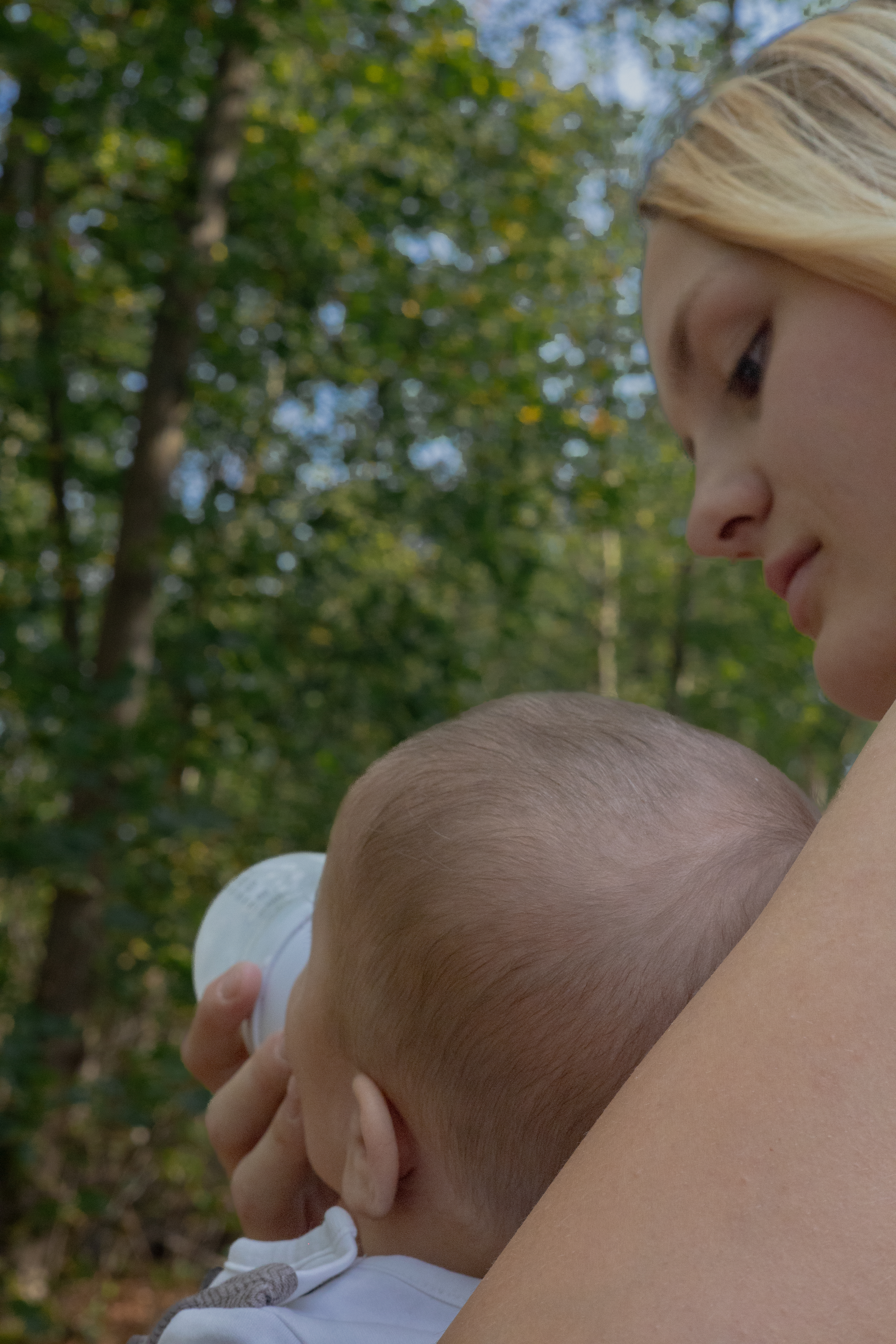 Zartes Baby Portrait in natürlichem Licht