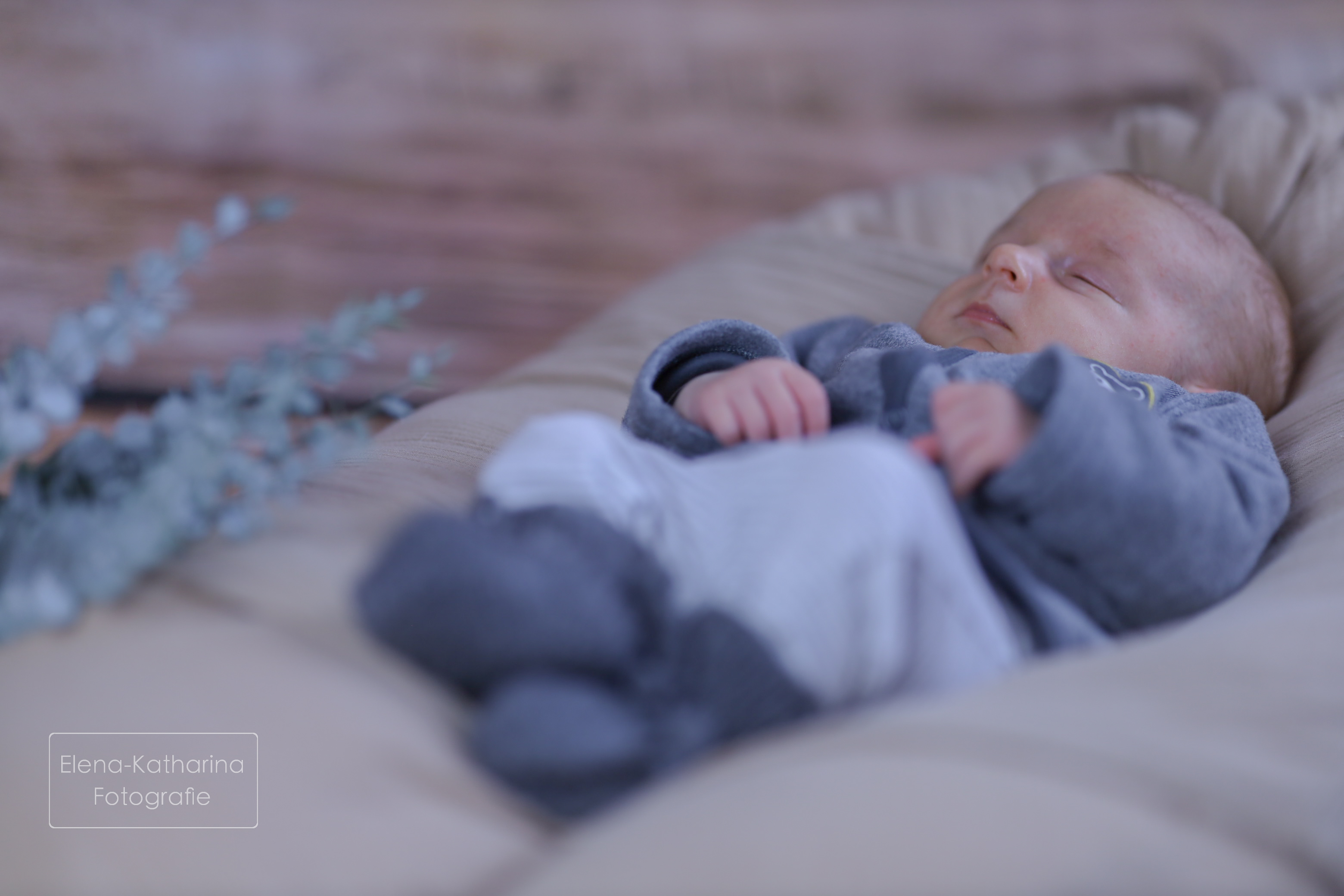 Schlafendes Baby in natürlicher Pose