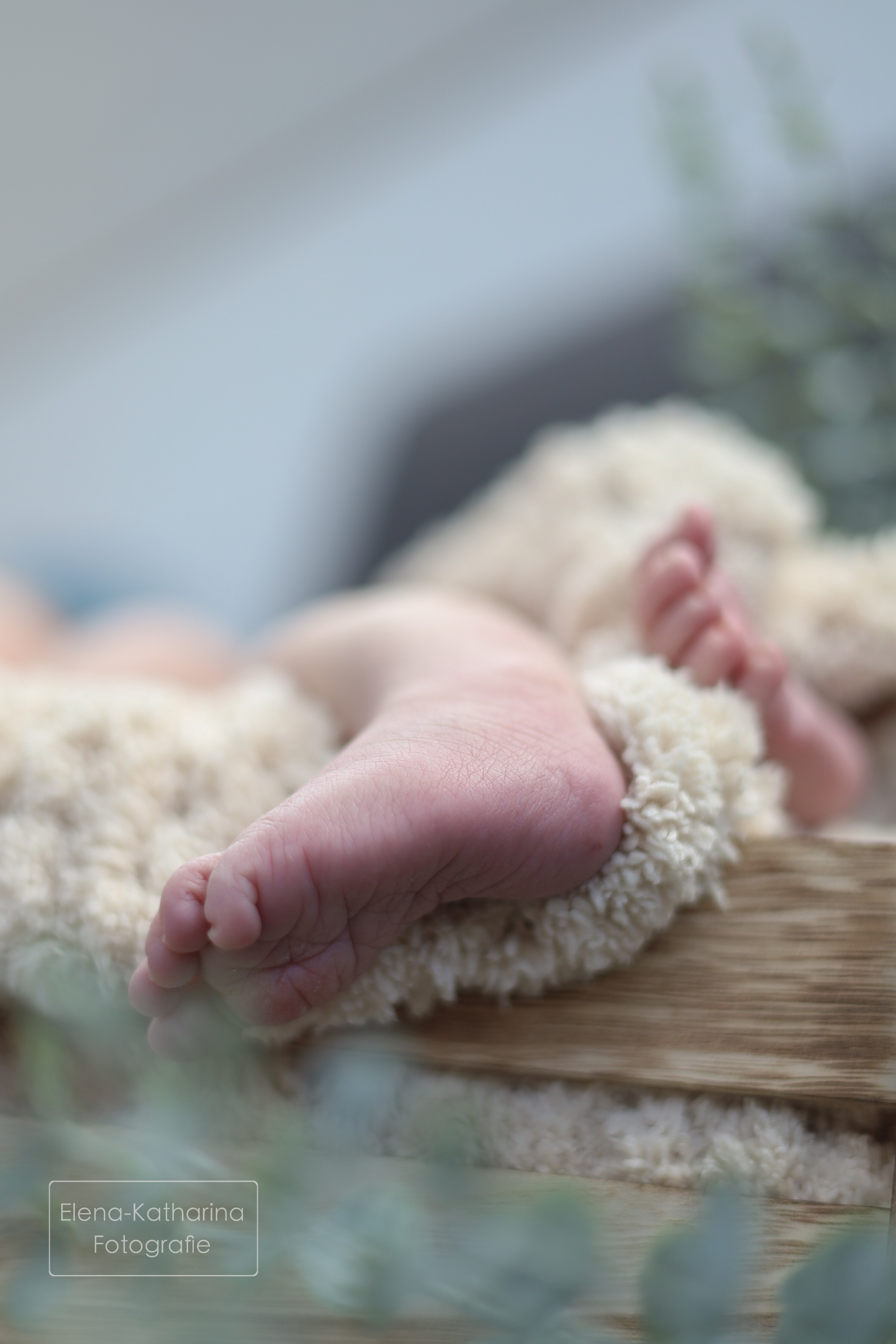 Schlafendes Baby weich gebettet