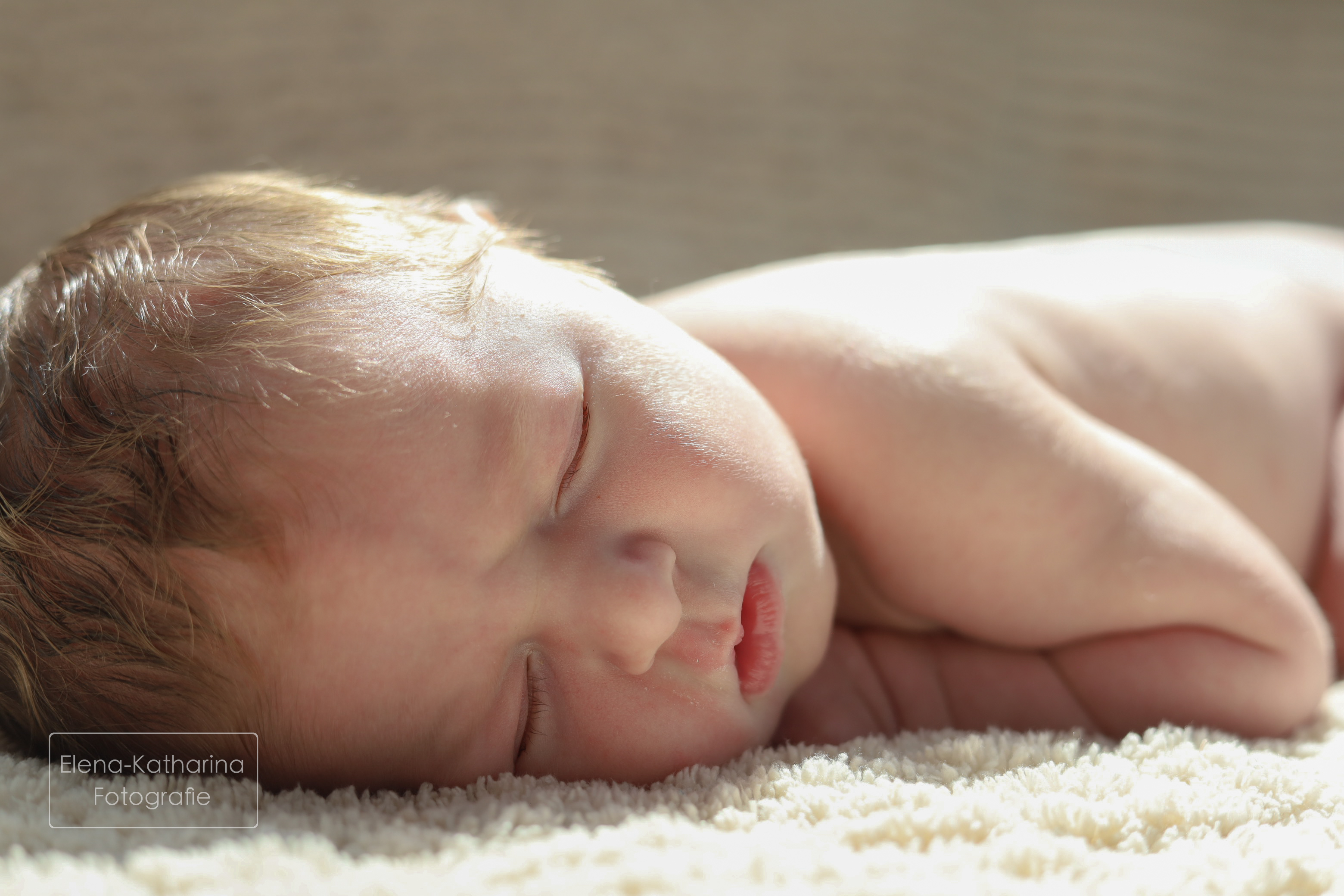 Neugeborenes entspannt liegend