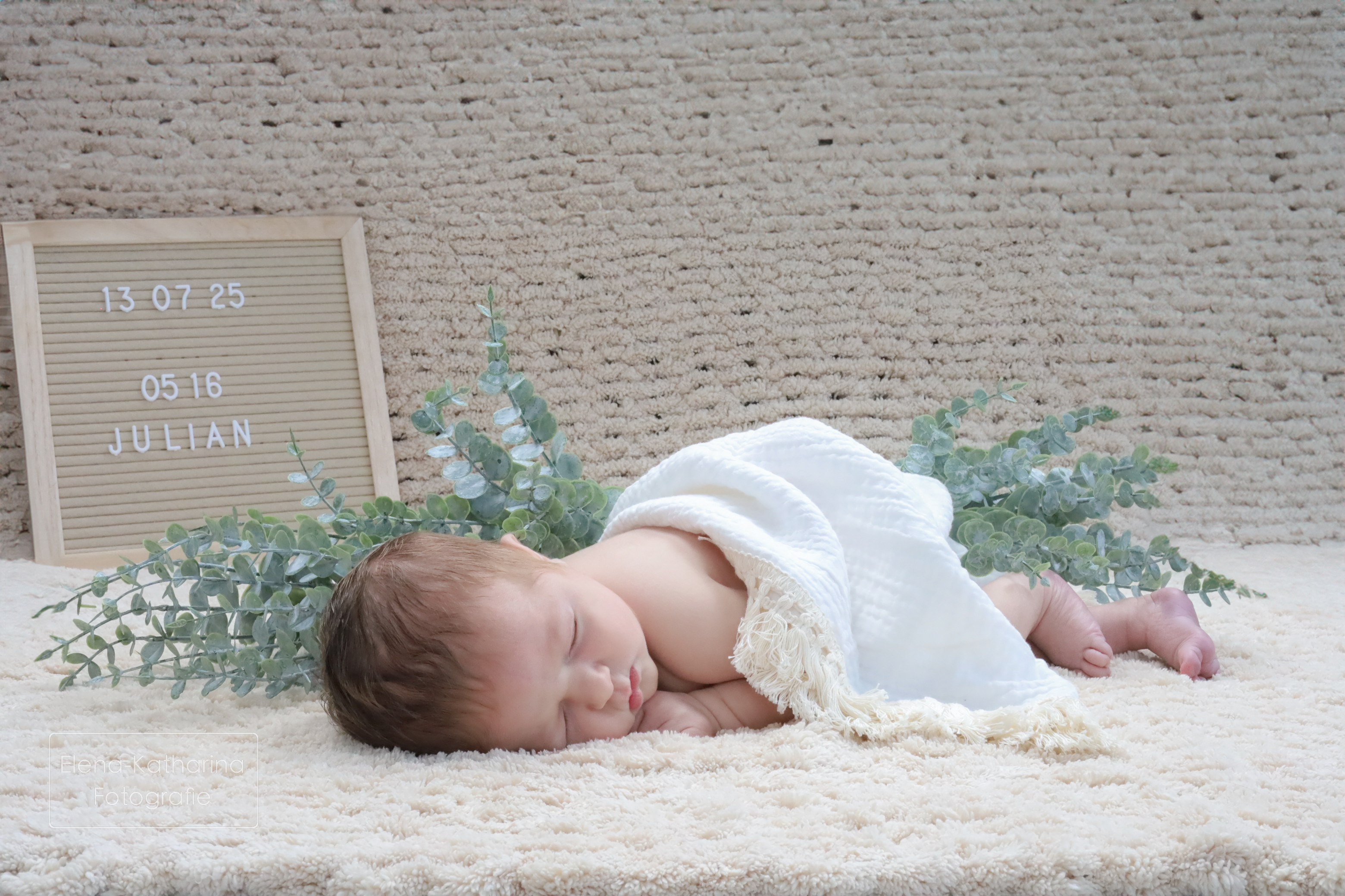 Natürliches Babyshooting mit sanften Tönen