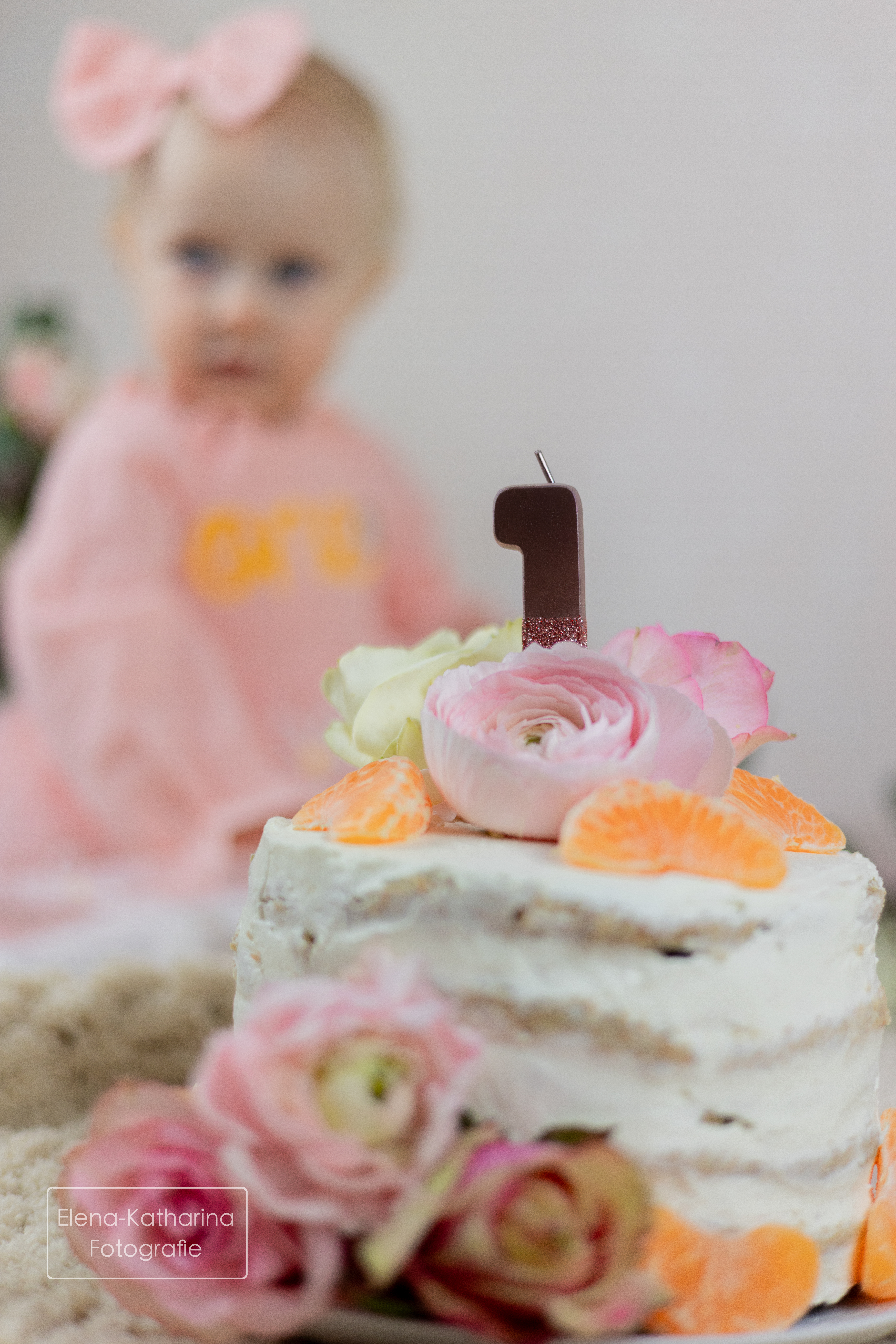 Verspieltes Babyfoto mit natürlichem Licht