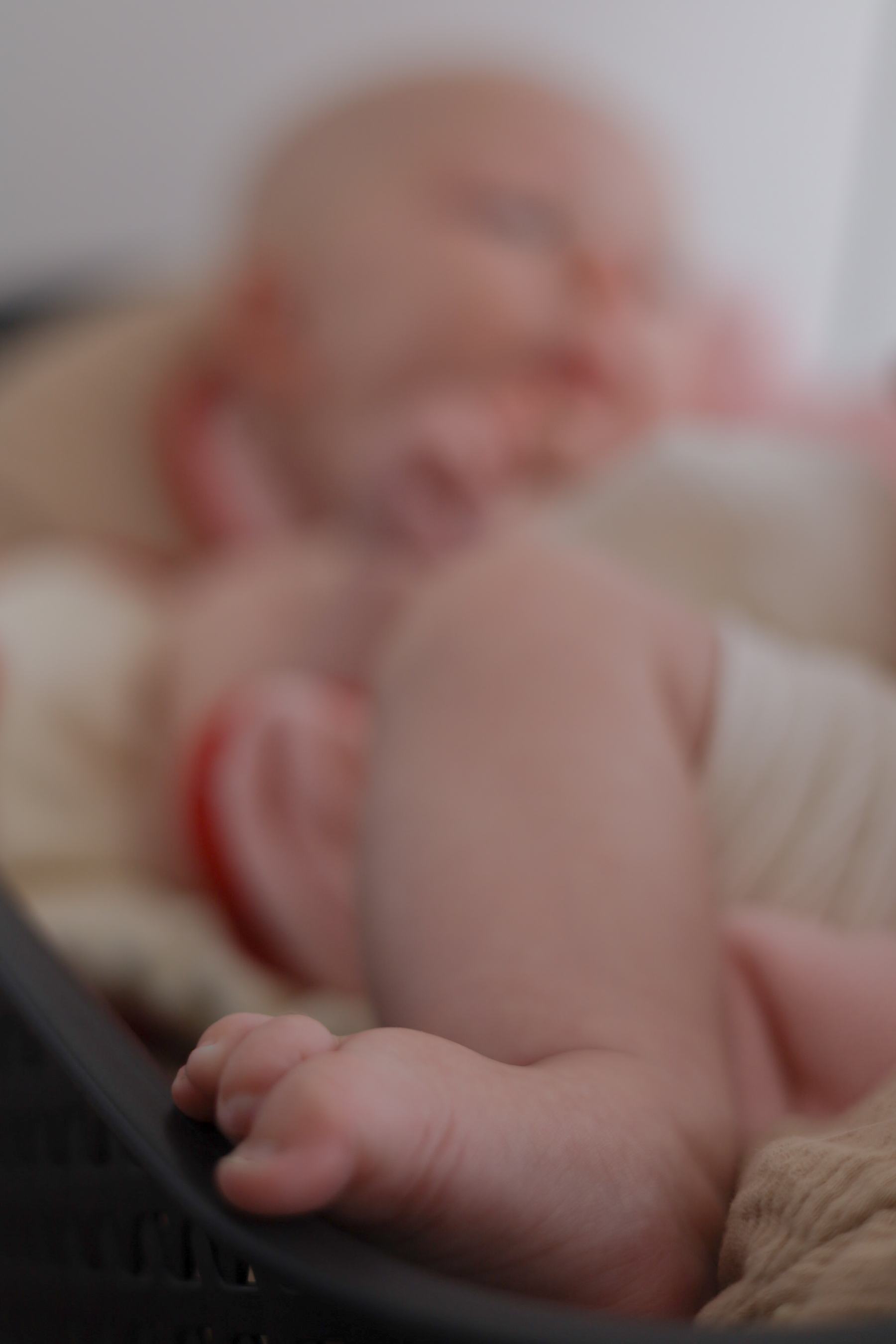 Detailaufnahme von Babyhänden und Gesicht