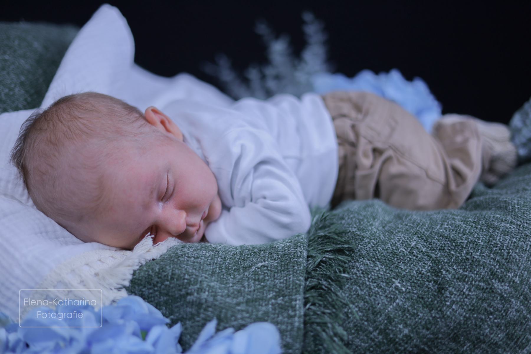 Newbornfotografie in dunkler und ruhiger Atmosphäre
