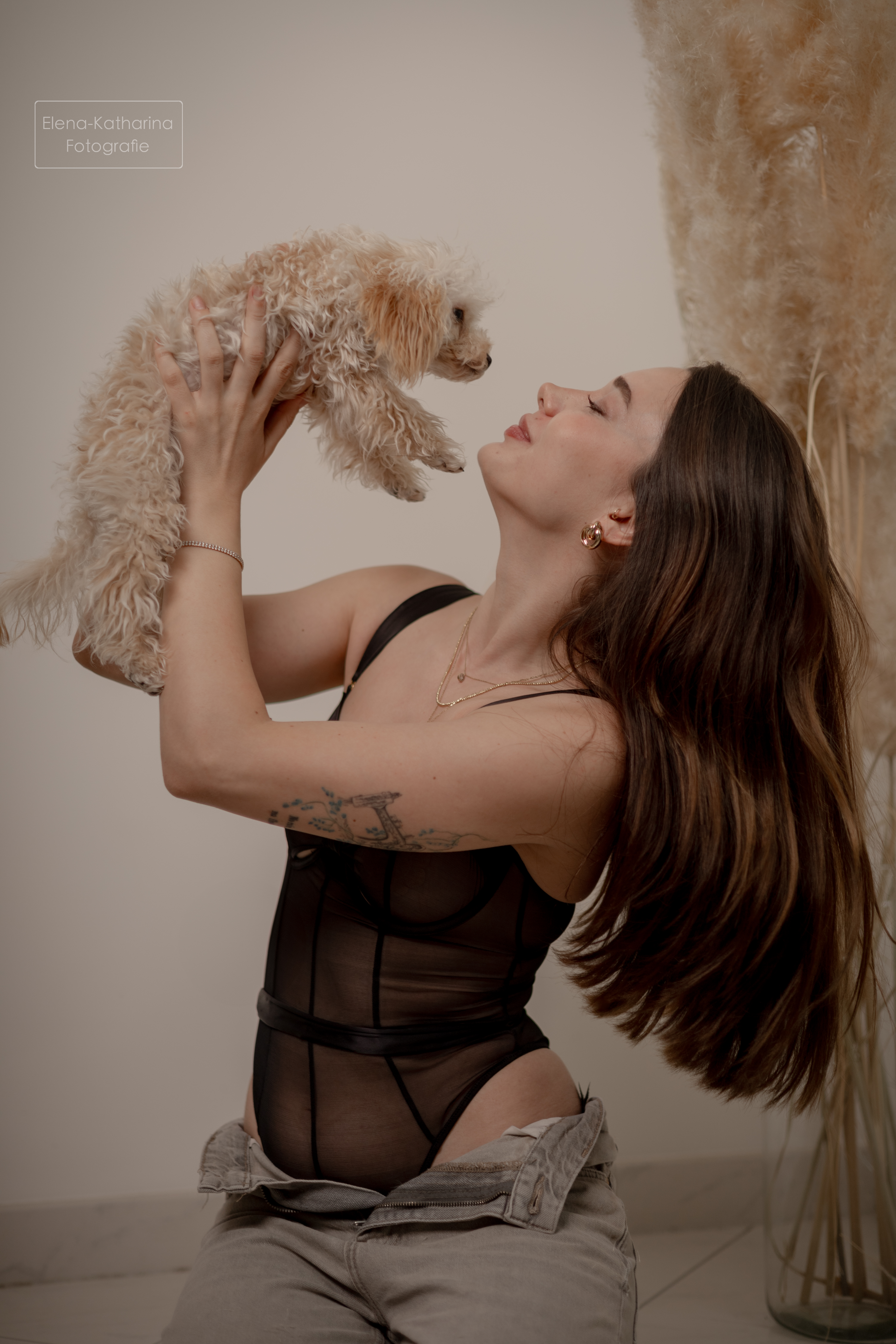 Selbstbewusste Pose mit sanfter Lichtführung