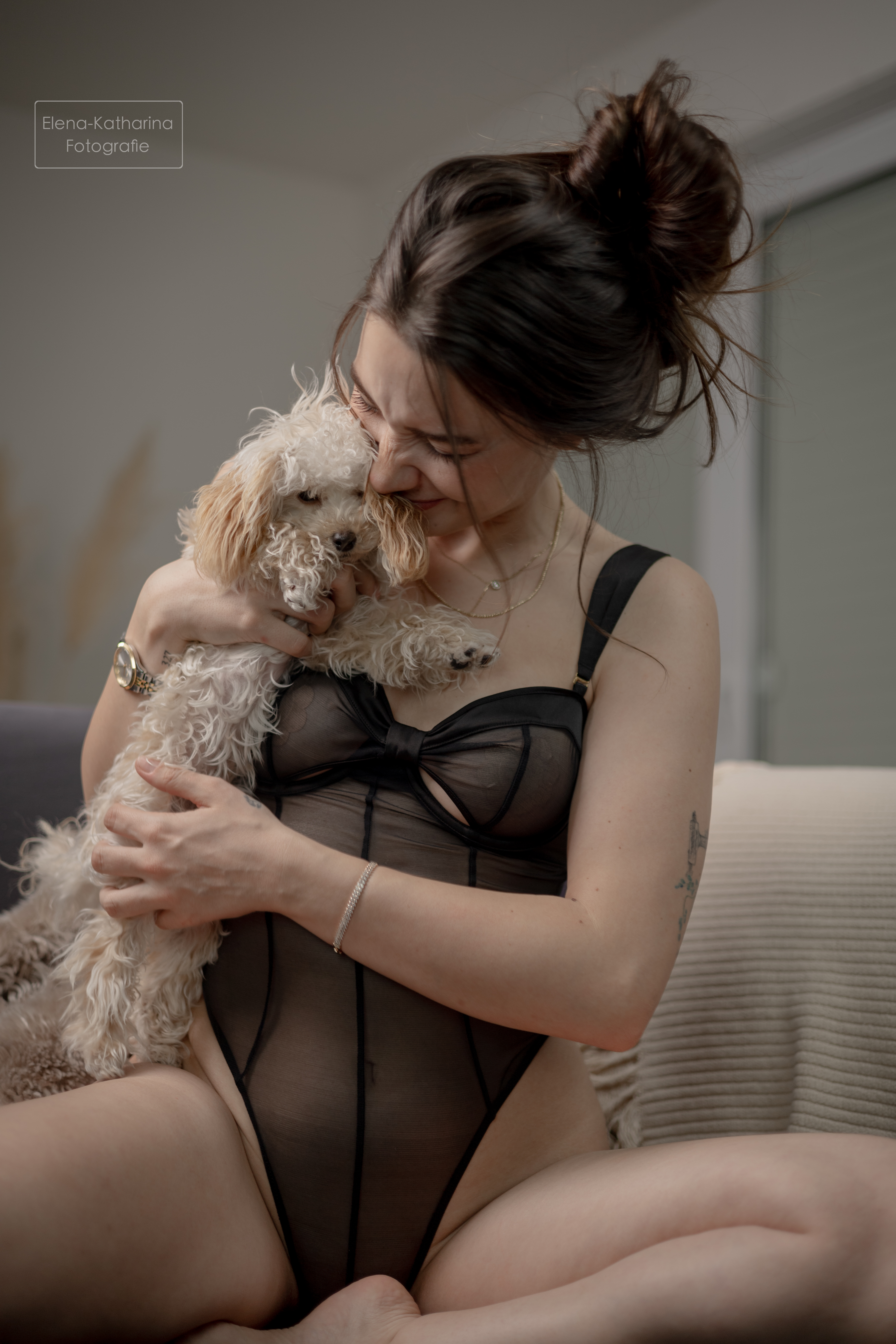 Natürliches Boudoirshooting mit ruhiger Ästhetik