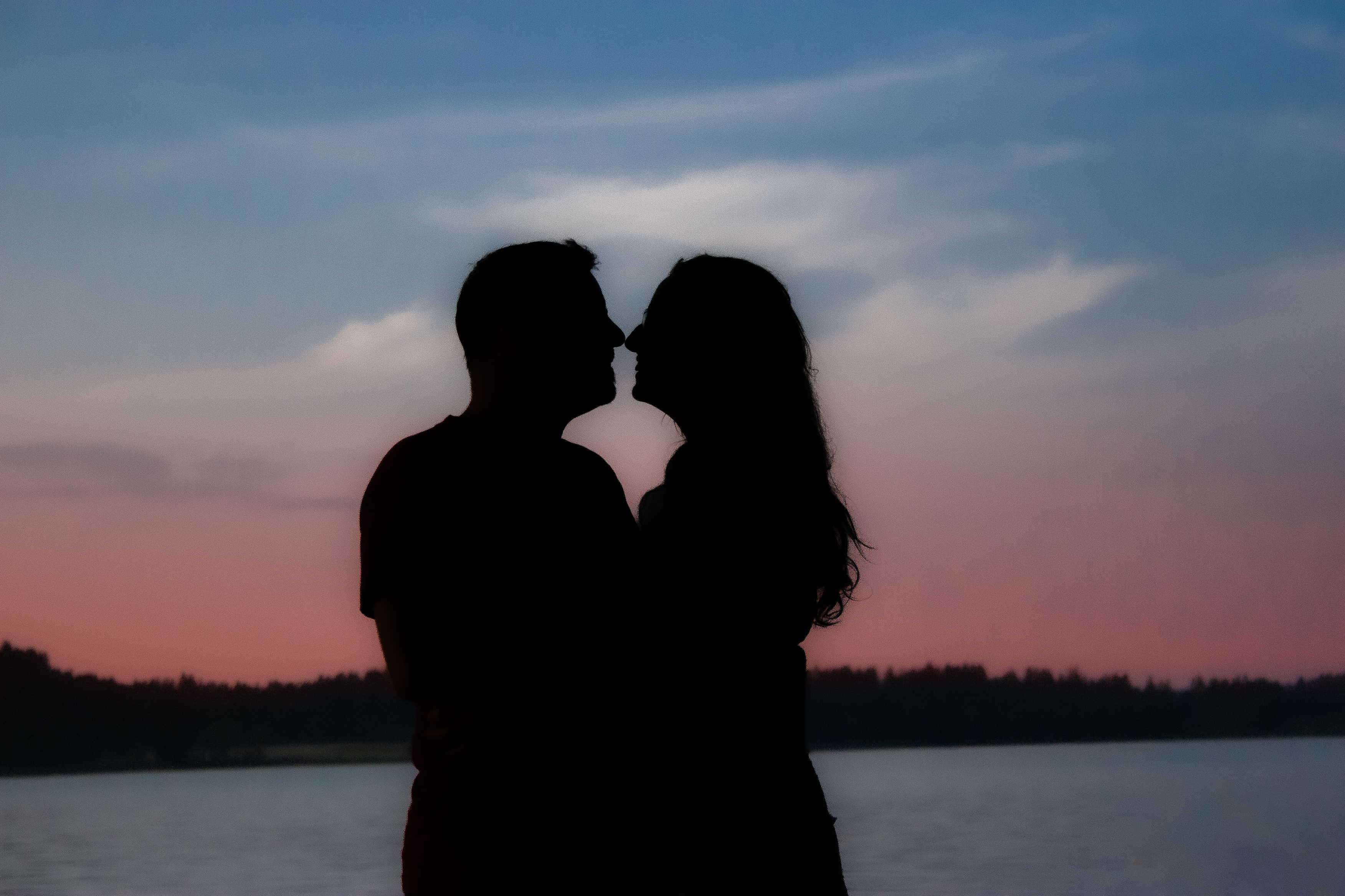 Familie in weiter Landschaft mit ruhiger Atmosphäre