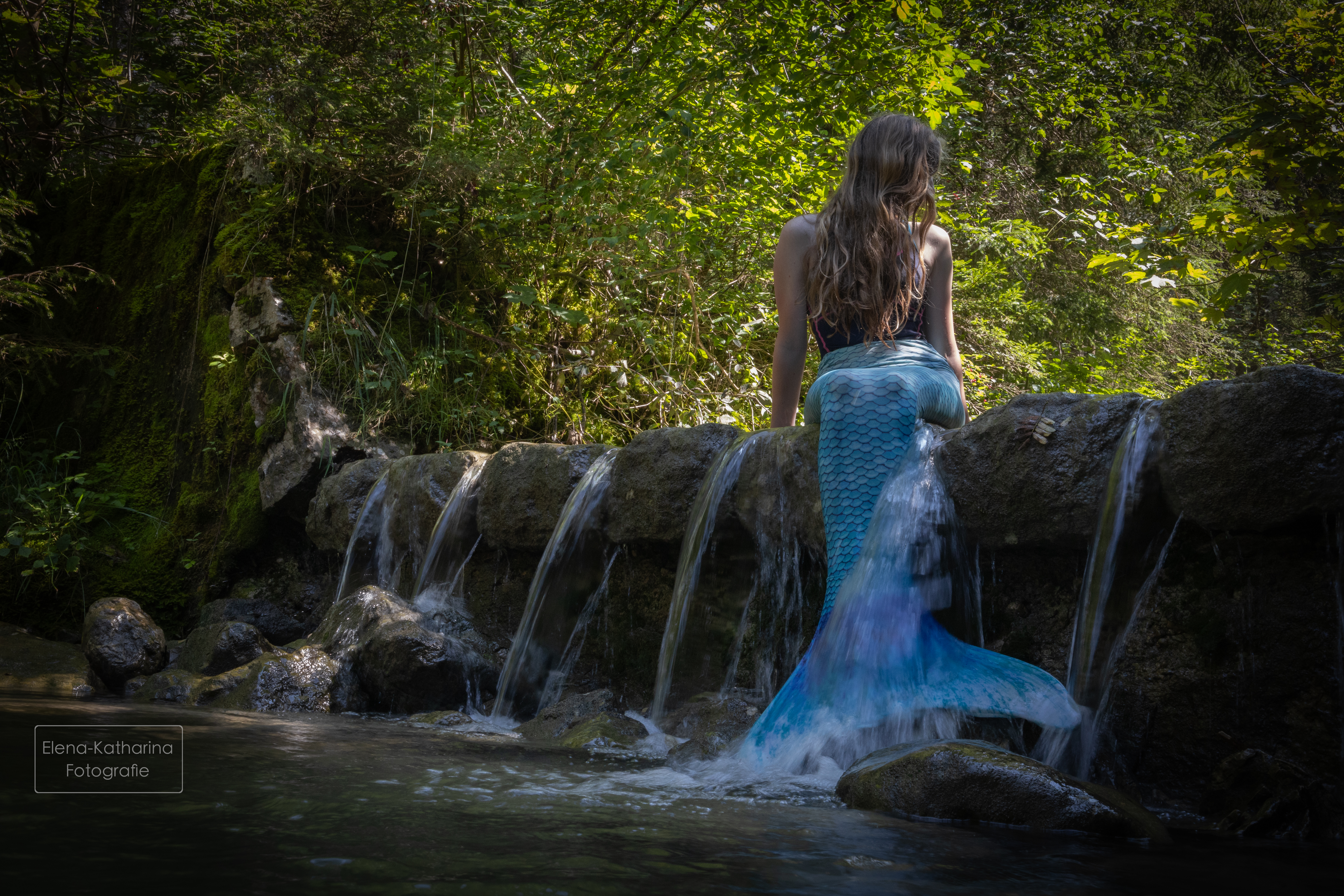 Familienmoment in der Natur mit weichem Licht