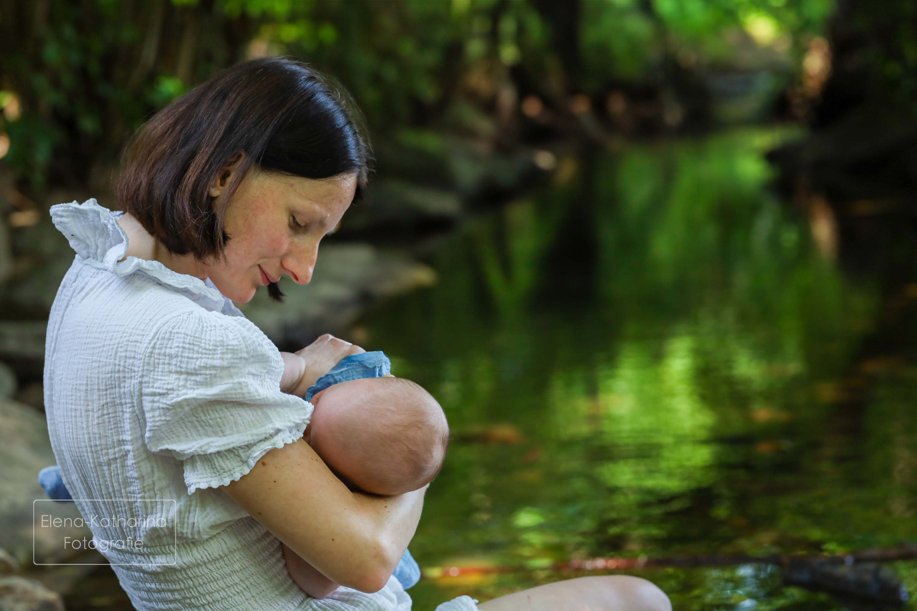 Familienmoment im Grünen mit Ruhe und Nähe