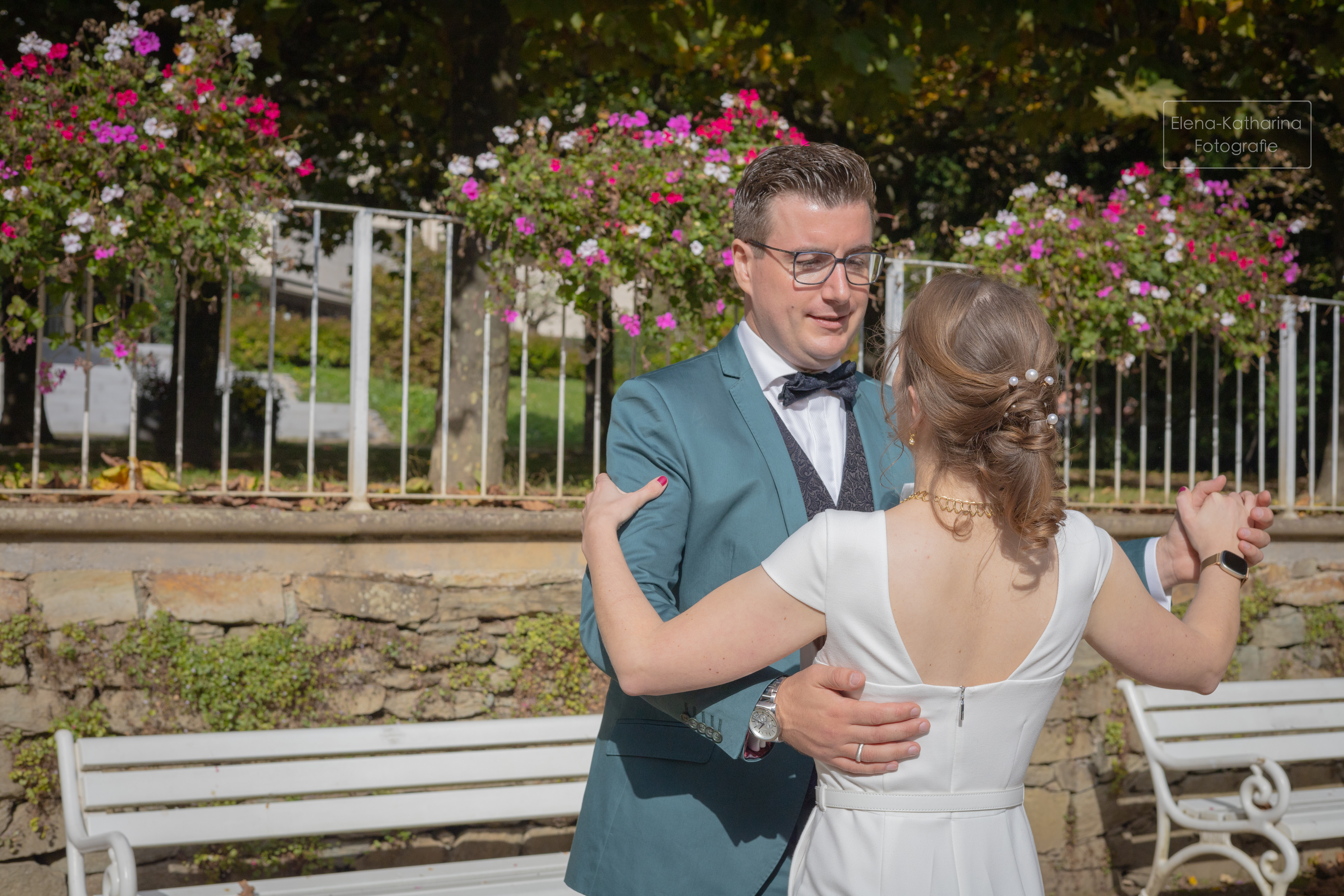 Lebendige Szene beim Spielen im Freien