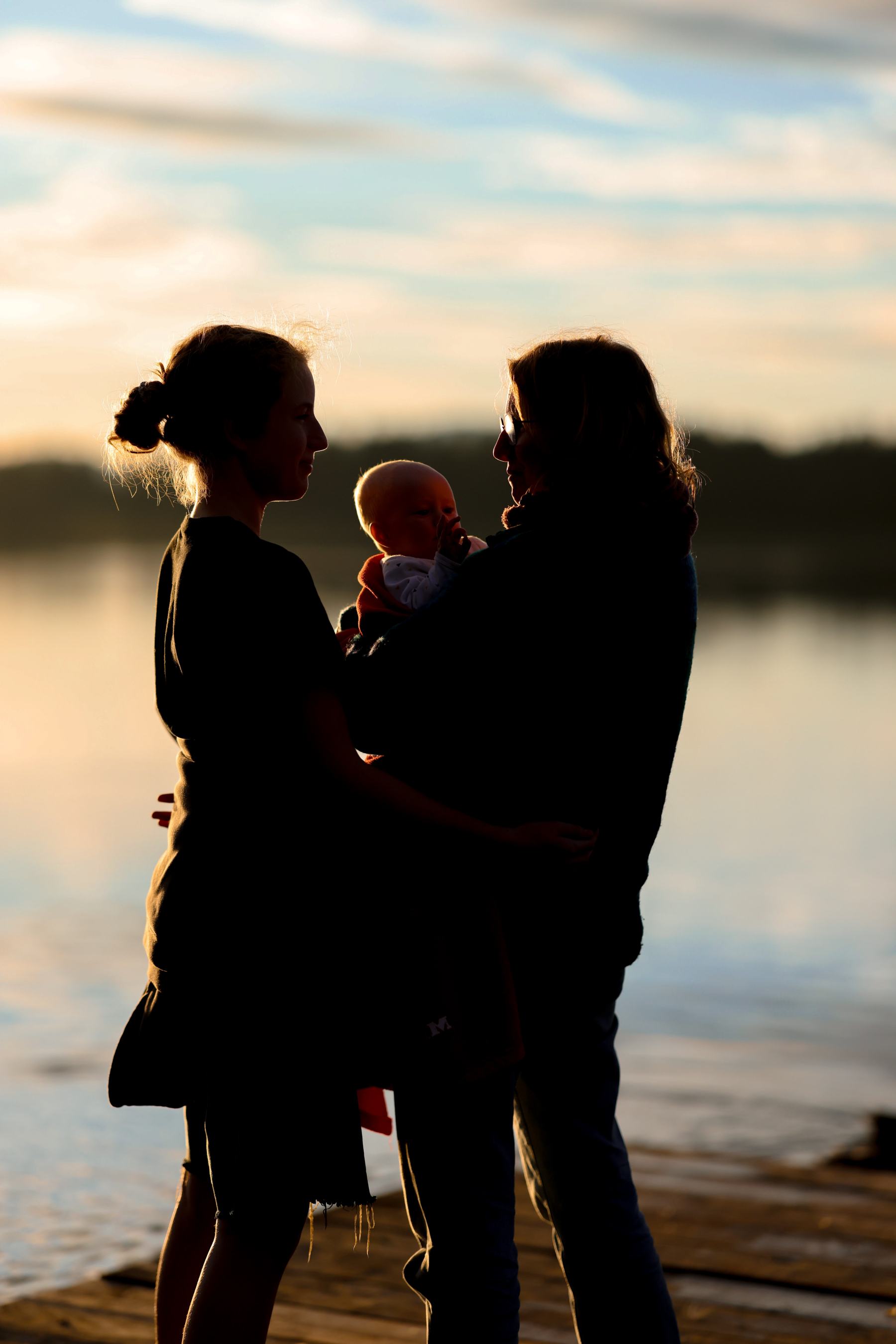 Emotionale Familienfotografie im warmen Gegenlicht