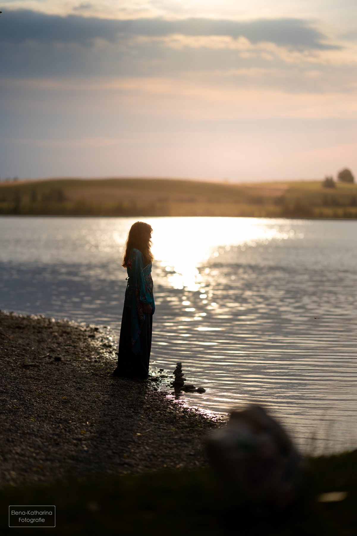 Stimmungsvolles Portrait als Silhouette am Wasser