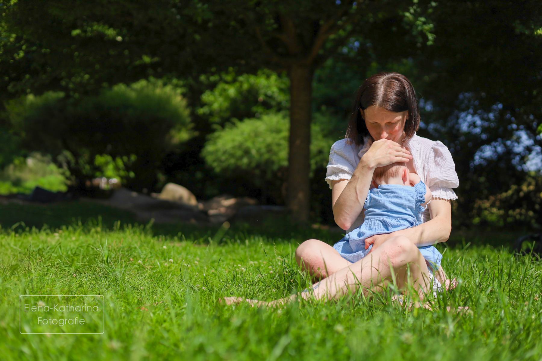 Ruhiger Familienmoment mit Fokus auf Verbindung