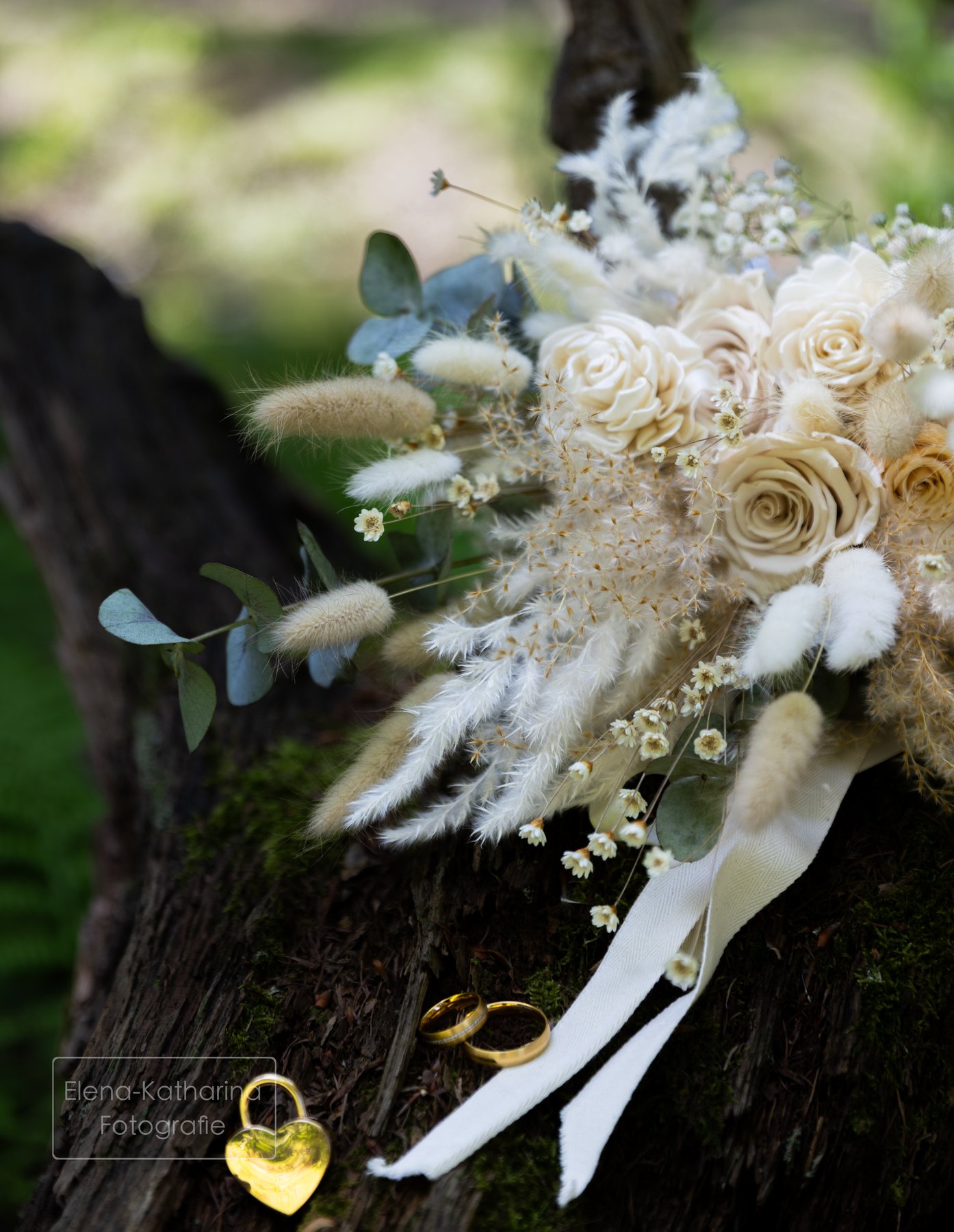 Eleganter Brautstrauß mit natürlichen Trockenblumen
