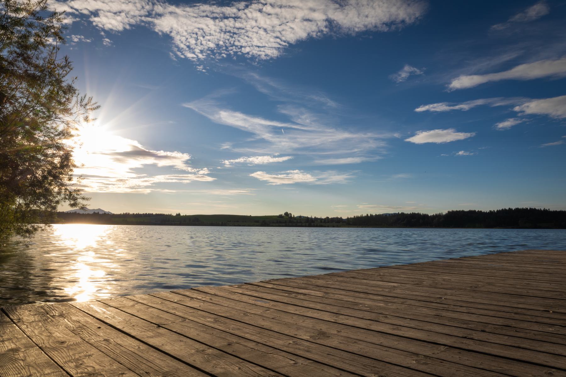Ruhige Wasserlandschaft mit Spiegelung