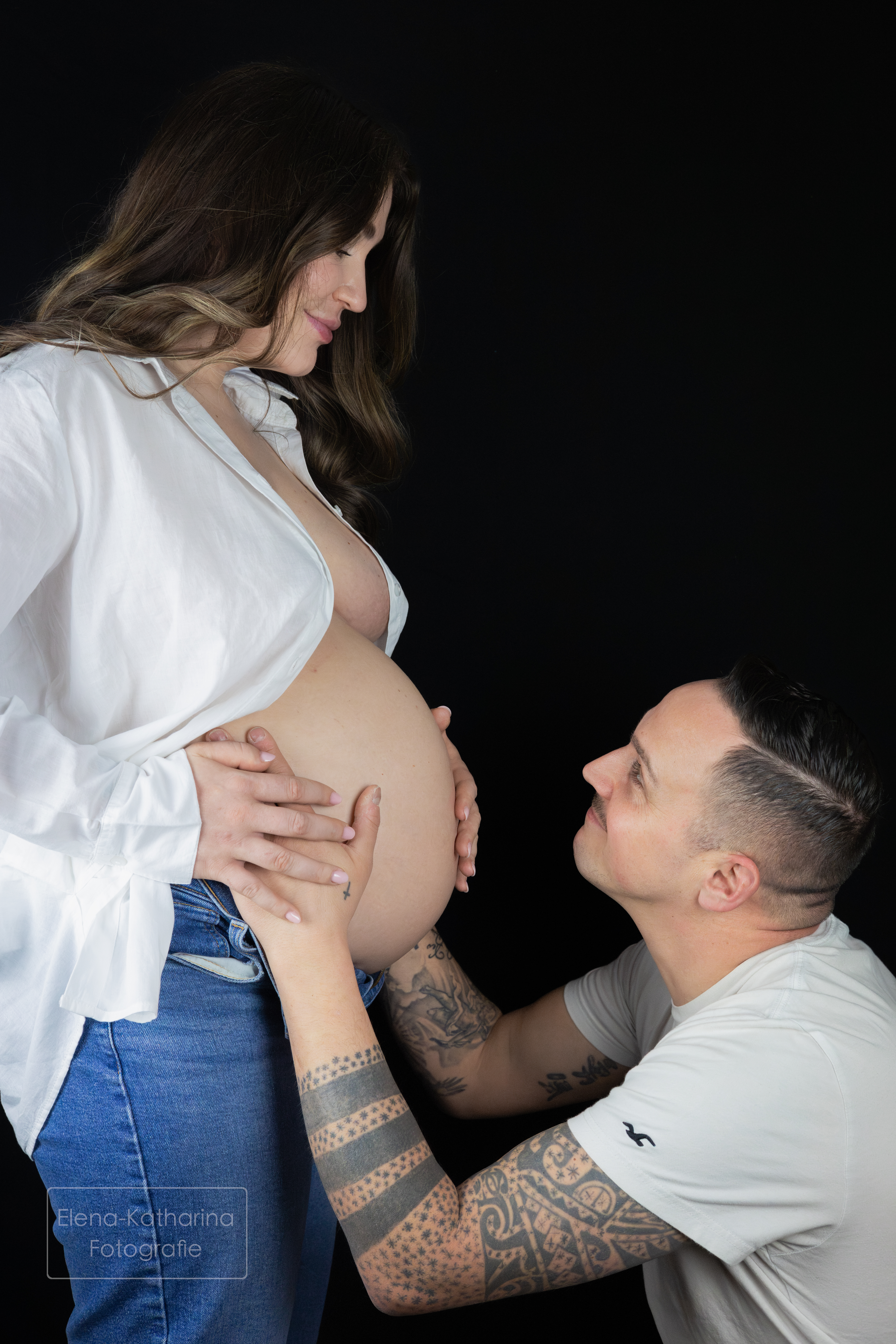 Elegantes Schwangerschaftsportrait mit ruhiger Ausstrahlung