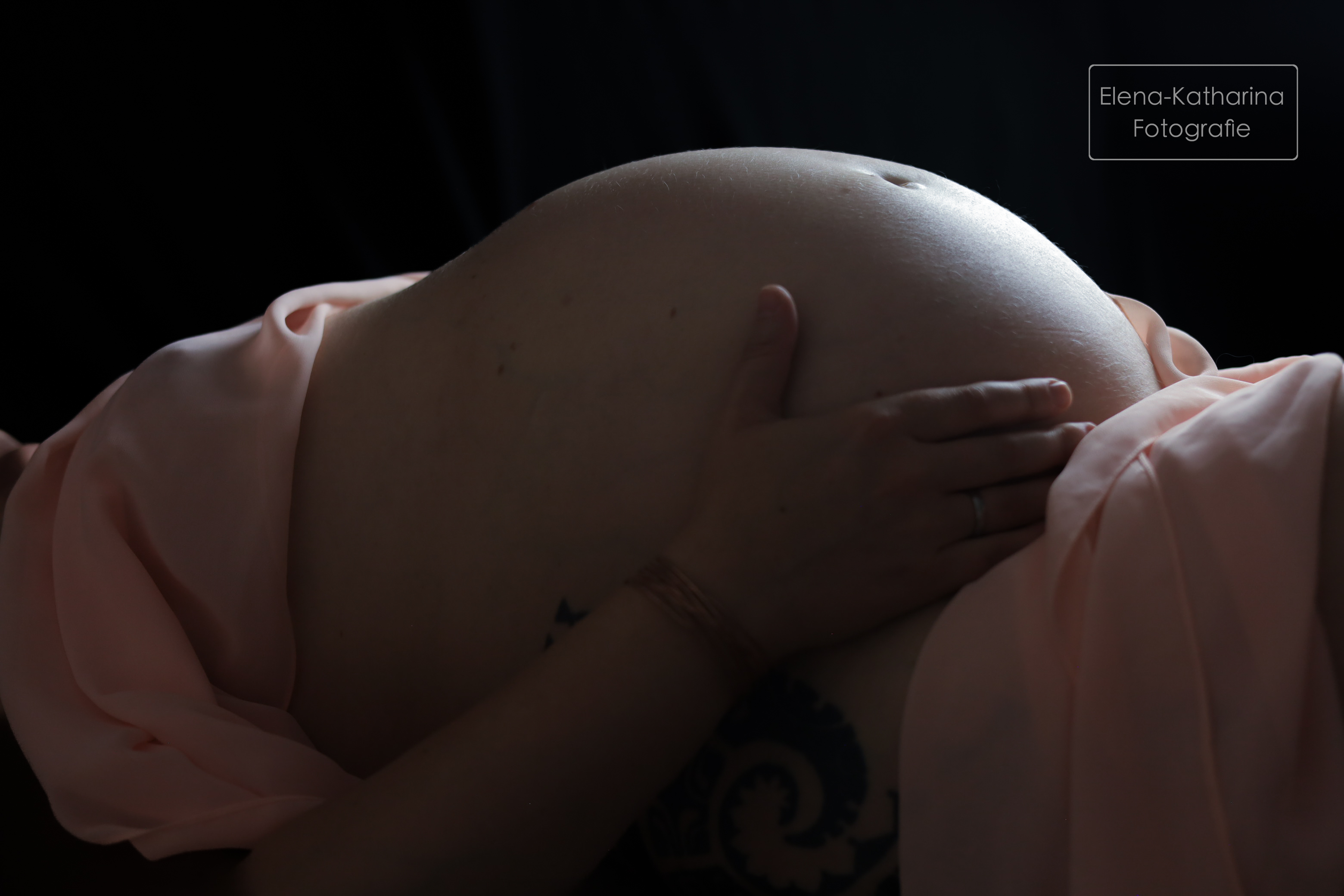 Detailreiche Aufnahme des Babybauchs