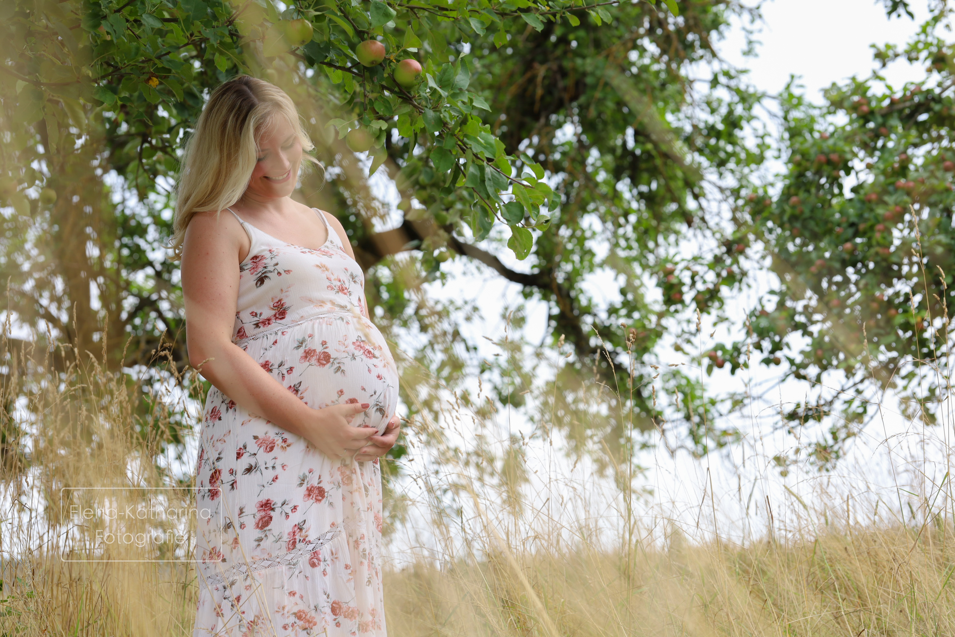 Natürliche Schwangerschaftsaufnahme im Grünen