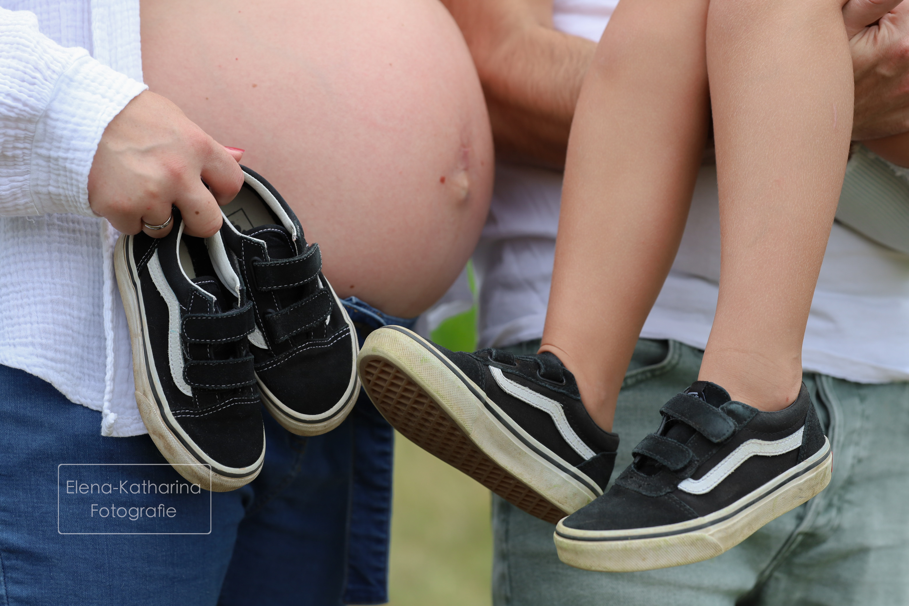 Detailaufnahme des Babybauchs mit sanftem Licht