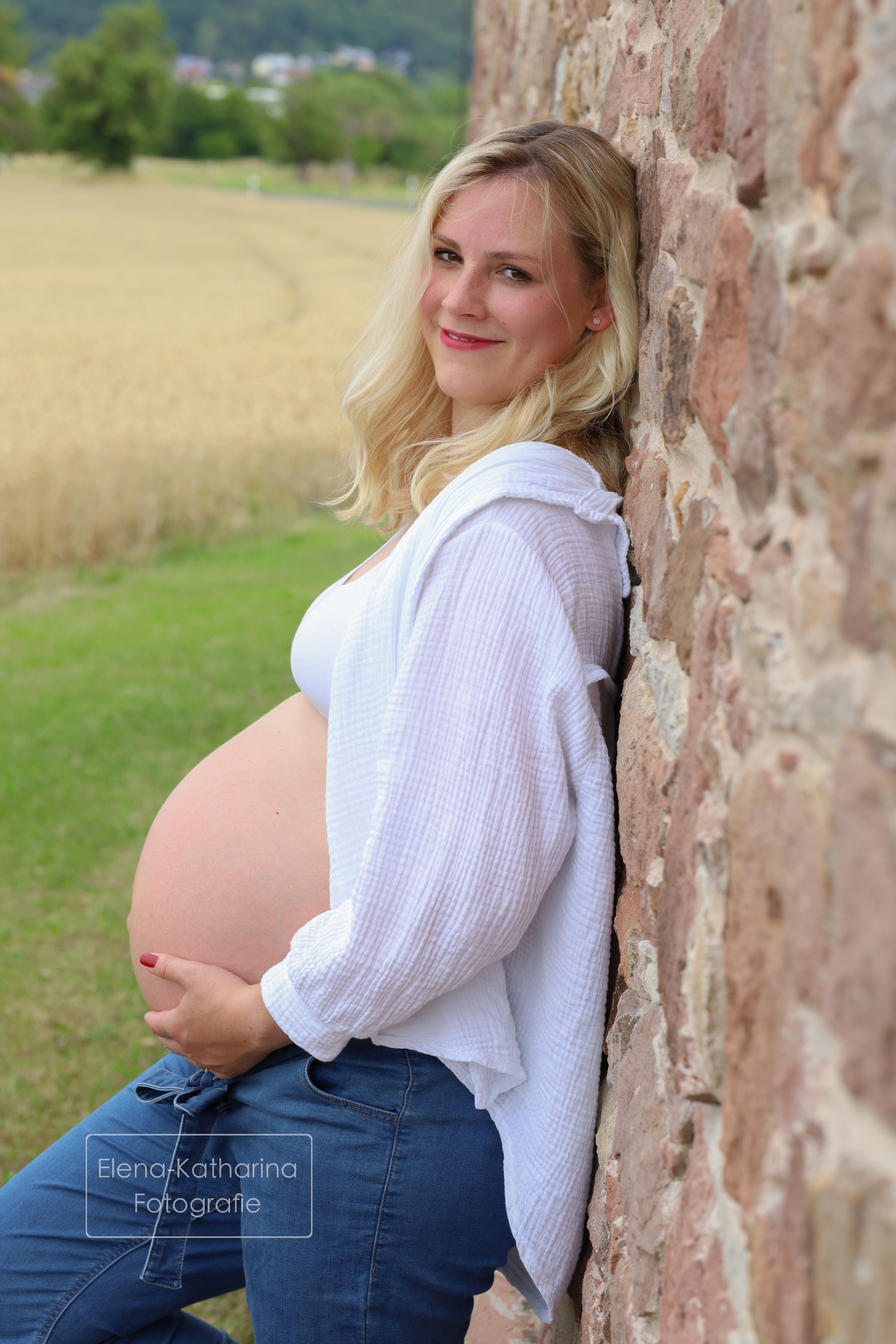 Ruhige Szene mit werdender Mutter im Freien