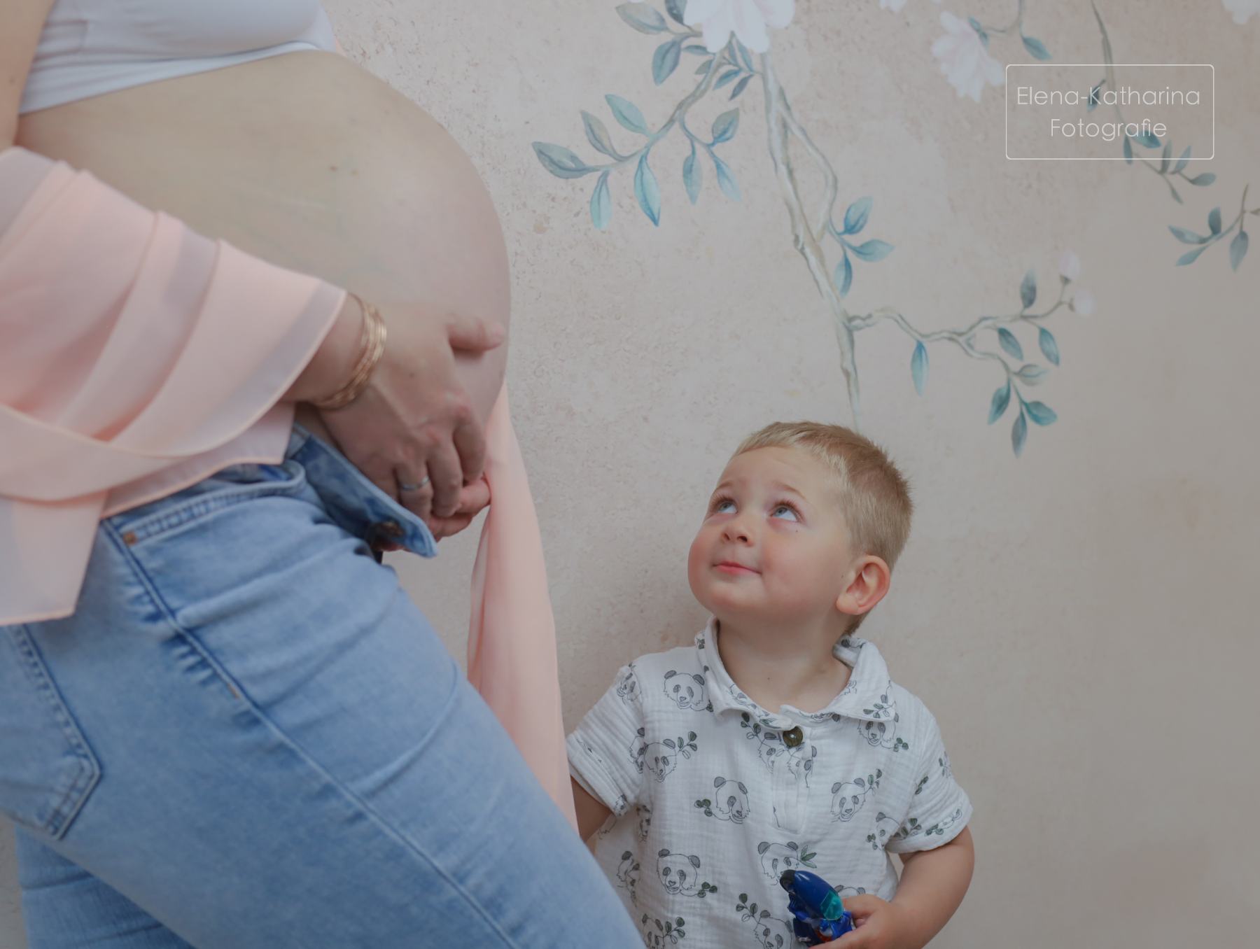 Natürliche Schwangerschaftsfotografie mit emotionaler Tiefe