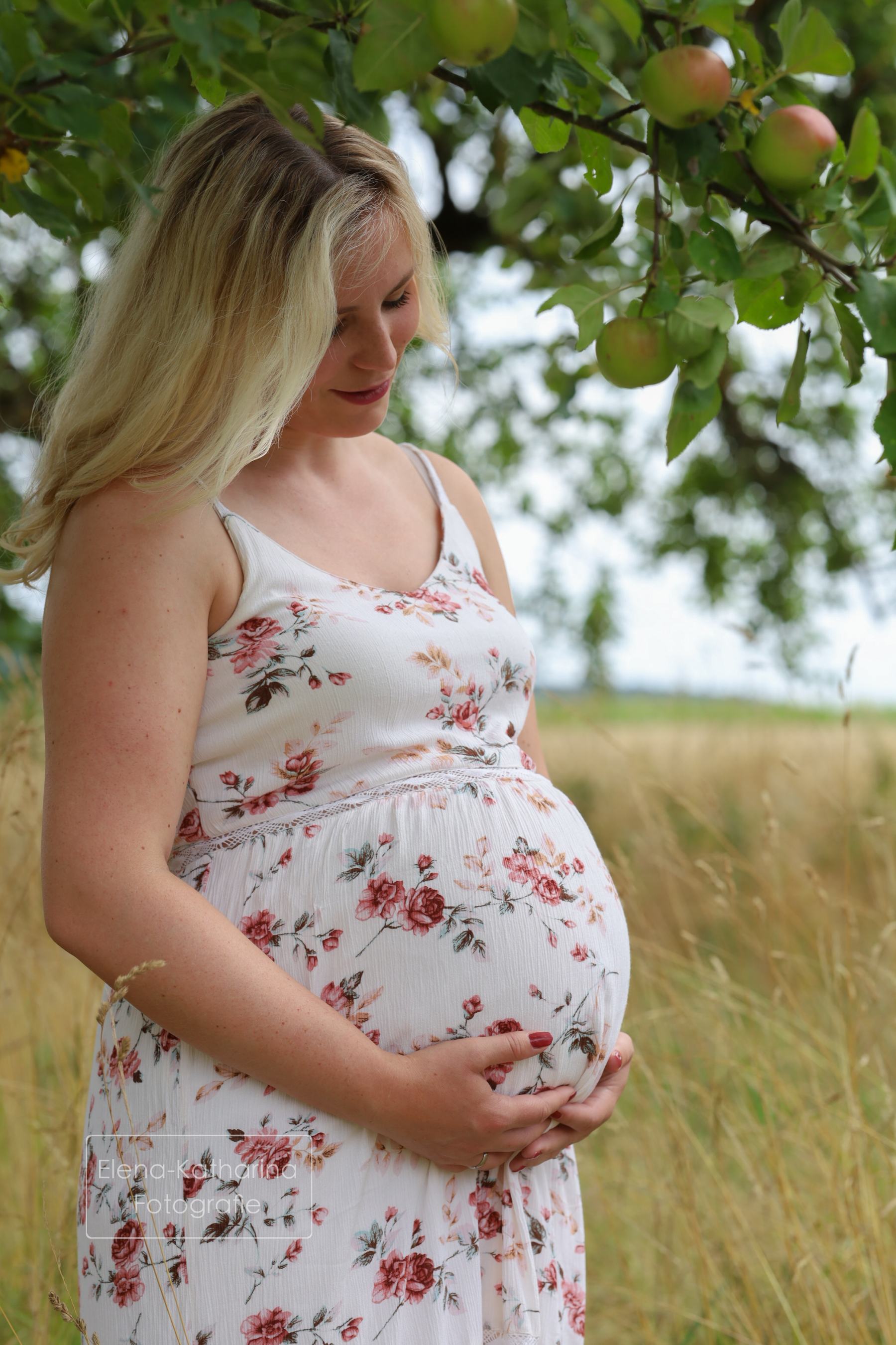 Babybauch Shooting im natürlichen Licht