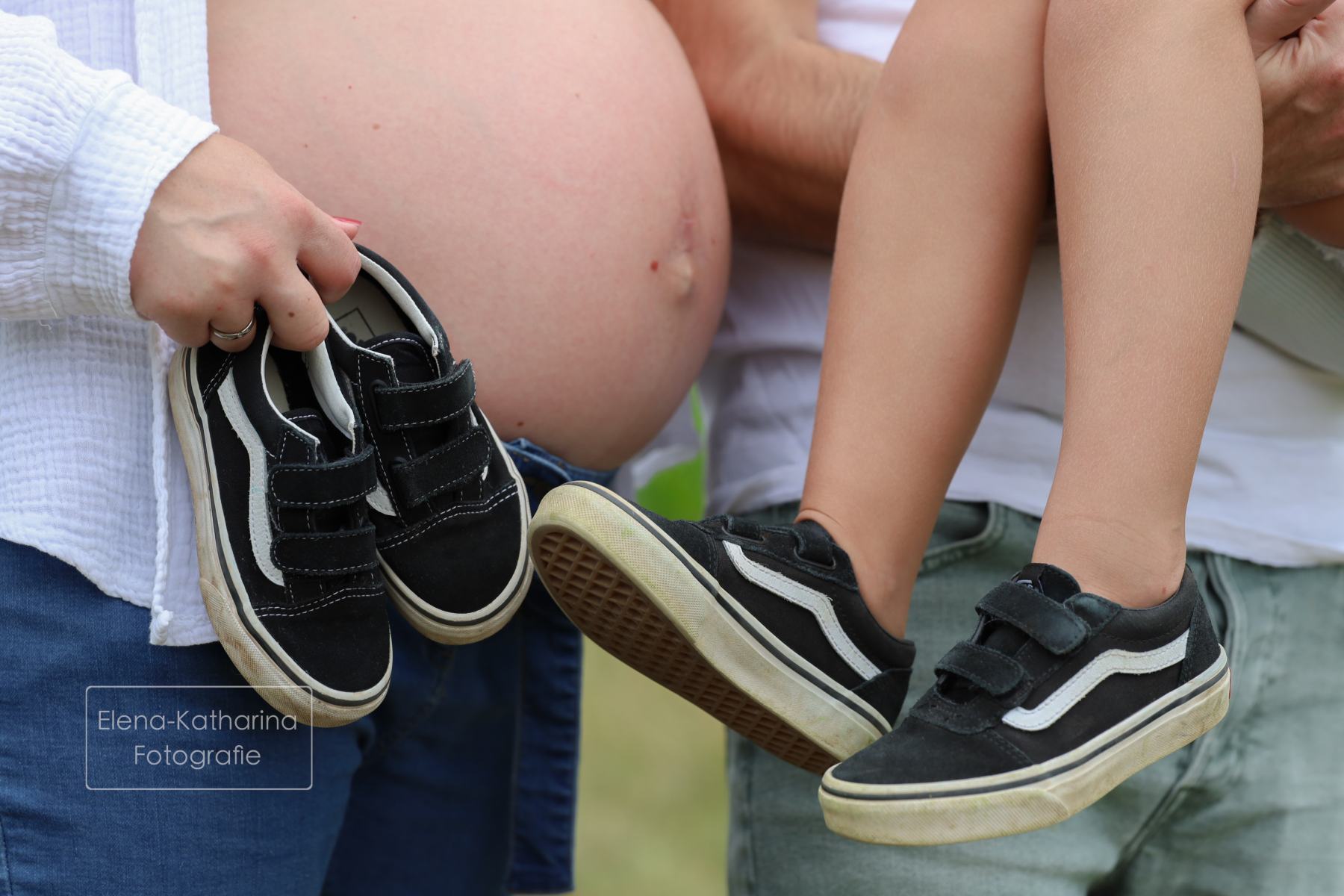 Detailaufnahme eines Babybauchs mit weichem Licht