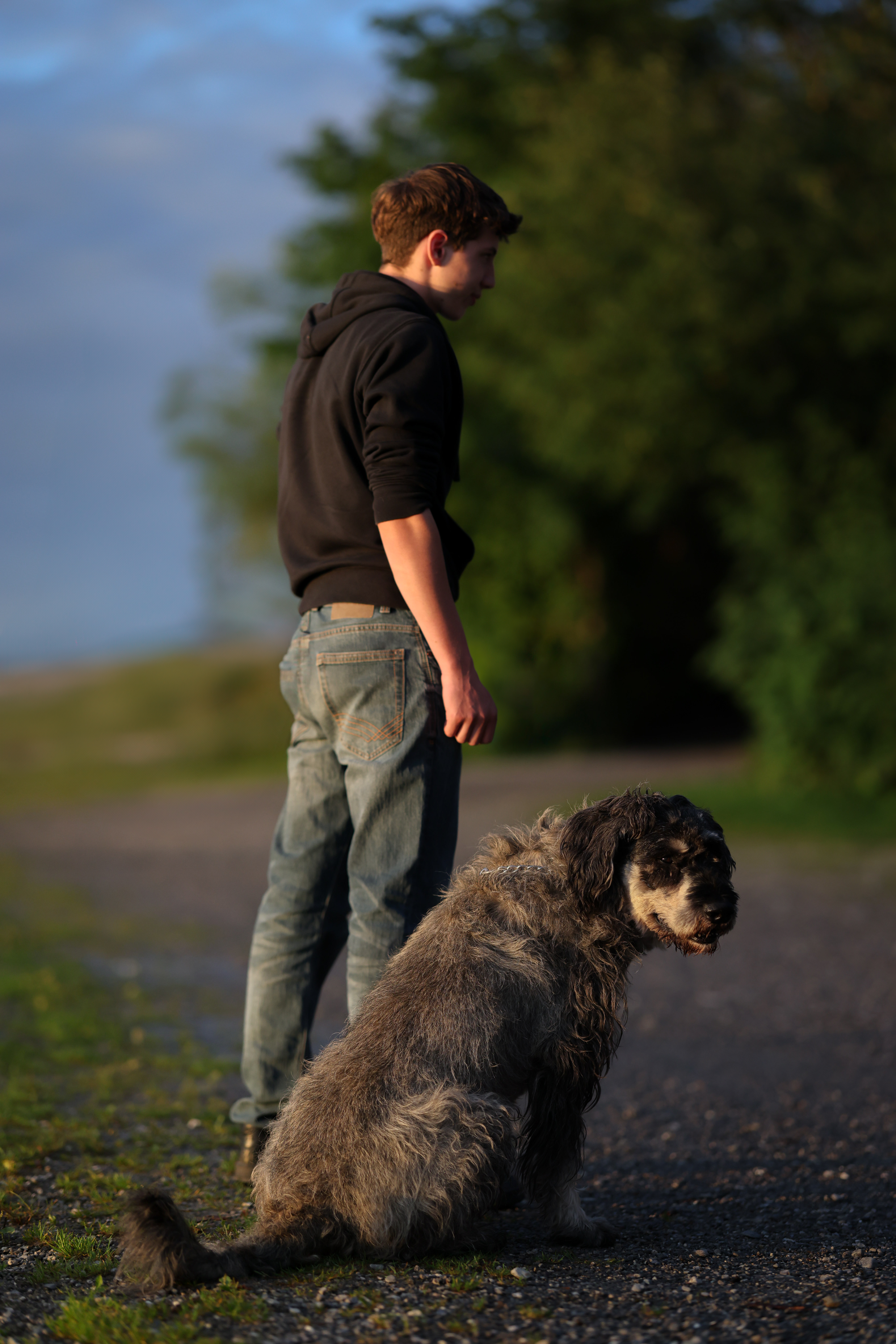 Stimmungsvolles Portrait von Mensch und Tier im Gegenlicht