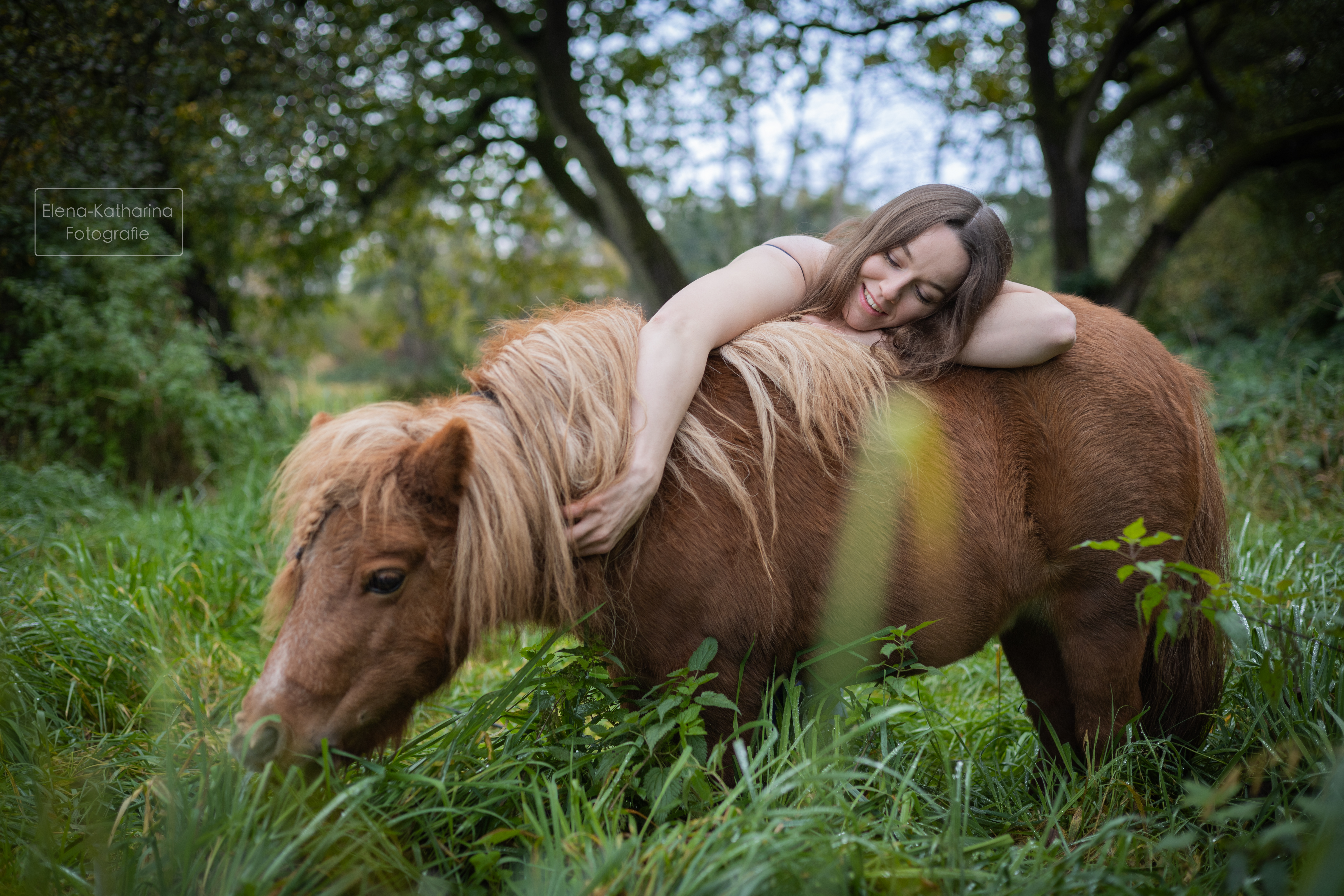 Vertraute Szene zwischen Mensch und Tier in natürlicher Umgebung